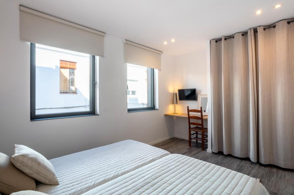 DORMITORI 1 - Habitació a la primera planta, amb dos llits individuals, bany complet amb dutxa. Espai darrere de la cortina per guardar roba i les maletes. Escriptori i televisor a l'habitació. Aire condicionat centralitzat.
Inclou roba de llit i dues tovalloles de bany per hoste, una petita i una altra gran.
Allotjament sencer de dues plantes. Cuina completa, menjador, saló i balcó. 3 habitacions dobles amb bany privat. Dues terrasses privades a les habitacions de la planta superior. Aire condicionat centralitzat.
Barcelona Catalunya Espanya
Platja, mar, gastronomia, cultura, art, pobles amb encant, costaners i de segona línia de mar. Les muntanyes a l'esquena i els cultius de vinya al llarg del territori.
096-AP SANT RAMON Pis EL MARESME Vilassar de Mar DORMITORI 1 - Habitació a la primera planta, amb dos llits individuals, bany complet amb dutxa. Espai darrere de la cortina per guardar roba i les maletes. Escriptori i televisor a l'habitació. Aire condicionat centralitzat.
Inclou roba de llit i dues tovalloles de bany per hoste, una petita i una altra gran.
Allotjament sencer de dues plantes. Cuina completa, menjador, saló i balcó. 3 habitacions dobles amb bany privat. Dues terrasses privades a les habitacions de la planta superior. Aire condicionat centralitzat.
Barcelona Catalunya Espanya
Platja, mar, gastronomia, cultura, art, pobles amb encant, costaners i de segona línia de mar. Les muntanyes a l'esquena i els cultius de vinya al llarg del territori.
096-AP SANT RAMON Pis EL MARESME Vilassar de Mar