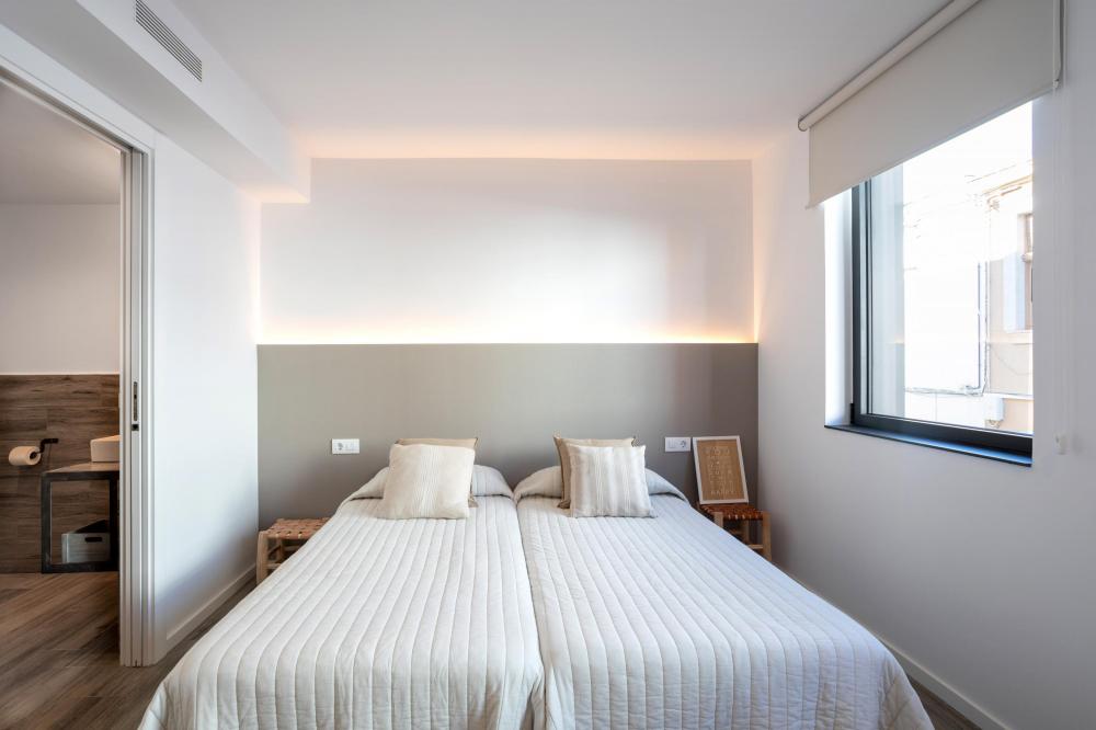 DORMITORI 1 - Habitació a la primera planta, amb dos llits individuals, bany complet amb dutxa, dues finestres orientades al carrer de vianants on hi ha l'entrada a l'allotjament 3SUITS. Roba de llit inclosa i dues tovalloles de bany per hoste.
Inclou roba de llit i dues tovalloles de bany per hoste, una petita i una altra gran.
Allotjament sencer de dues plantes. Cuina completa, menjador, saló i balcó. 3 habitacions dobles amb bany privat. Dues terrasses privades a les habitacions de la planta superior. Aire condicionat centralitzat.
Barcelona Catalunya Espanya
Platja, mar, gastronomia, cultura, art, pobles amb encant, costaners i de segona línia de mar. Les muntanyes a l'esquena i els cultius de vinya al llarg del territori.
096-AP SANT RAMON Pis EL MARESME Vilassar de Mar DORMITORI 1 - Habitació a la primera planta, amb dos llits individuals, bany complet amb dutxa, dues finestres orientades al carrer de vianants on hi ha l'entrada a l'allotjament 3SUITS. Roba de llit inclosa i dues tovalloles de bany per hoste.
Inclou roba de llit i dues tovalloles de bany per hoste, una petita i una altra gran.
Allotjament sencer de dues plantes. Cuina completa, menjador, saló i balcó. 3 habitacions dobles amb bany privat. Dues terrasses privades a les habitacions de la planta superior. Aire condicionat centralitzat.
Barcelona Catalunya Espanya
Platja, mar, gastronomia, cultura, art, pobles amb encant, costaners i de segona línia de mar. Les muntanyes a l'esquena i els cultius de vinya al llarg del territori.
096-AP SANT RAMON Pis EL MARESME Vilassar de Mar