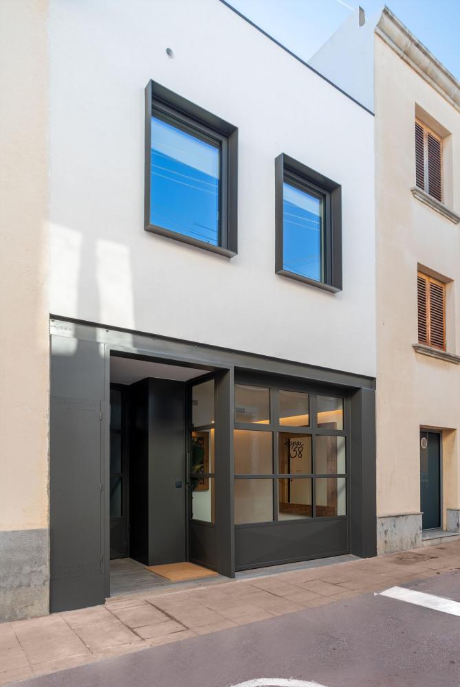 ENTRADA: L´edifici consta d´un habitatge, 3SUITES, i un local d'experiències culinàries a la planta baixa, ESPAI58.
El carrer és de vianants i poc transitat. Al final hi ha una plaça amb jocs infantils tancada i molts altres serveis a prop.
Allotjament sencer de dues plantes. Cuina completa, menjador, saló i balcó. 3 habitacions dobles amb bany privat. Dues terrasses privades a les habitacions de la planta superior. Aire condicionat centralitzat.
Barcelona Catalunya Espanya
Platja, mar, gastronomia, cultura, art, pobles amb encant, costaners i de segona línia de mar. Les muntanyes a l'esquena i els cultius de vinya al llarg del territori.
096-AP SANT RAMON Pis EL MARESME Vilassar de Mar ENTRADA: L´edifici consta d´un habitatge, 3SUITES, i un local d'experiències culinàries a la planta baixa, ESPAI58.
El carrer és de vianants i poc transitat. Al final hi ha una plaça amb jocs infantils tancada i molts altres serveis a prop.
Allotjament sencer de dues plantes. Cuina completa, menjador, saló i balcó. 3 habitacions dobles amb bany privat. Dues terrasses privades a les habitacions de la planta superior. Aire condicionat centralitzat.
Barcelona Catalunya Espanya
Platja, mar, gastronomia, cultura, art, pobles amb encant, costaners i de segona línia de mar. Les muntanyes a l'esquena i els cultius de vinya al llarg del territori.
096-AP SANT RAMON Pis EL MARESME Vilassar de Mar