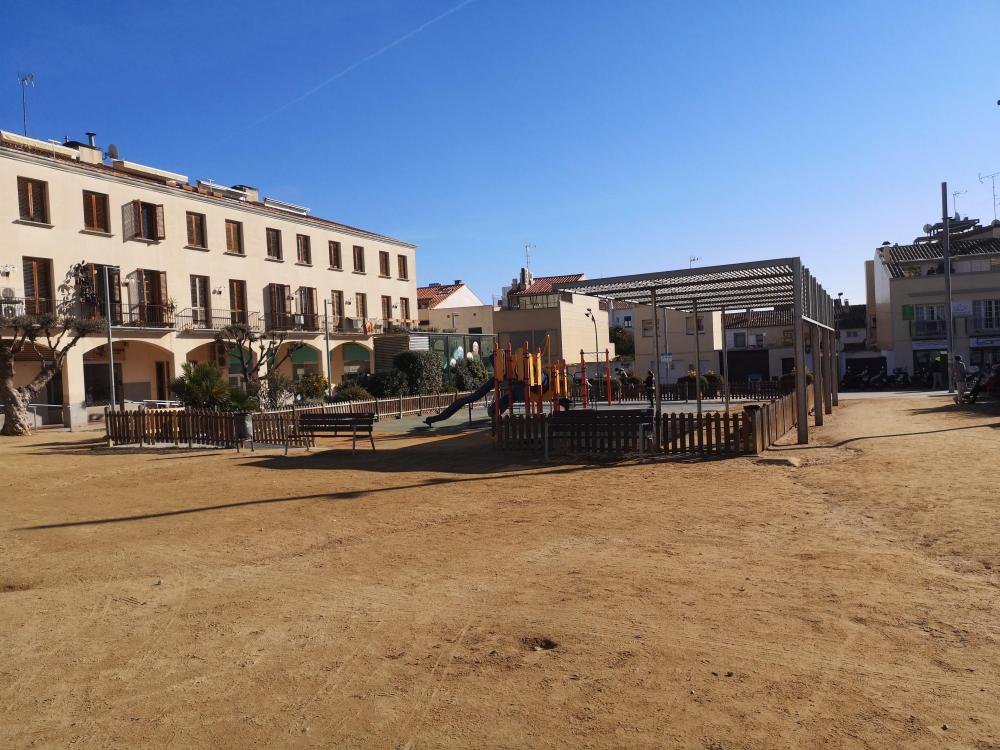 PLAÇA AL FINAL DEL CARRER - Parc de jocs infantils, espai per córrer, porxada amb comerços i bars... 3SUITES, un allotjament ideal on establir el camp base per explorar el territori.
Allotjament sencer de dues plantes. Cuina completa, menjador, saló i balcó. 3 habitacions dobles amb bany privat. Dues terrasses privades a les habitacions de la planta superior. Aire condicionat centralitzat.
Barcelona Catalunya Espanya
Platja, mar, gastronomia, cultura, art, pobles amb encant, costaners i de segona línia de mar. Les muntanyes a l'esquena i els cultius de vinya al llarg del territori.
096-AP SANT RAMON Pis EL MARESME Vilassar de Mar PLAÇA AL FINAL DEL CARRER - Parc de jocs infantils, espai per córrer, porxada amb comerços i bars... 3SUITES, un allotjament ideal on establir el camp base per explorar el territori.
Allotjament sencer de dues plantes. Cuina completa, menjador, saló i balcó. 3 habitacions dobles amb bany privat. Dues terrasses privades a les habitacions de la planta superior. Aire condicionat centralitzat.
Barcelona Catalunya Espanya
Platja, mar, gastronomia, cultura, art, pobles amb encant, costaners i de segona línia de mar. Les muntanyes a l'esquena i els cultius de vinya al llarg del territori.
096-AP SANT RAMON Pis EL MARESME Vilassar de Mar