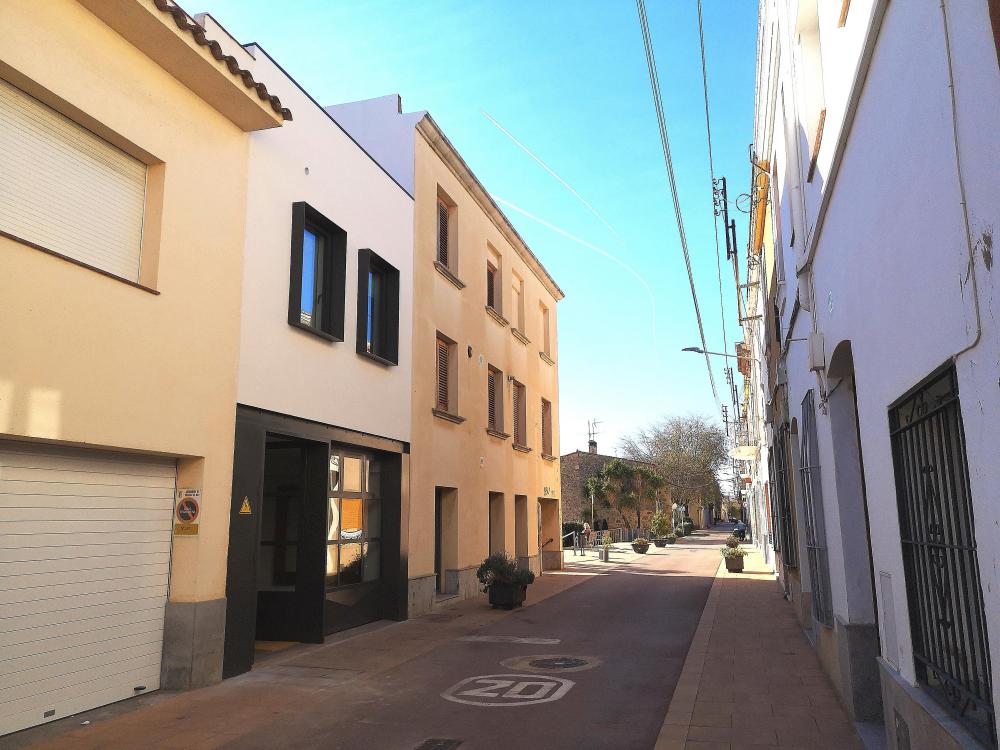 EDIFICI DE NOVA CONSTRUCCIÓ - ALLOTJAMENT 3SUITES - local d'experiències culinàries a la planta baixa, ESPAI58. - Una plaça al final del carrer amb un parc infantil, bars, restaurants i botigues de tota mena a prop!
Allotjament sencer de dues plantes. Cuina completa, menjador, saló i balcó. 3 habitacions dobles amb bany privat. Dues terrasses privades a les habitacions de la planta superior. Aire condicionat centralitzat.
Barcelona Catalunya Espanya
Platja, mar, gastronomia, cultura, art, pobles amb encant, costaners i de segona línia de mar. Les muntanyes a l'esquena i els cultius de vinya al llarg del territori.
096-AP SANT RAMON Pis EL MARESME Vilassar de Mar EDIFICI DE NOVA CONSTRUCCIÓ - ALLOTJAMENT 3SUITES - local d'experiències culinàries a la planta baixa, ESPAI58. - Una plaça al final del carrer amb un parc infantil, bars, restaurants i botigues de tota mena a prop!
Allotjament sencer de dues plantes. Cuina completa, menjador, saló i balcó. 3 habitacions dobles amb bany privat. Dues terrasses privades a les habitacions de la planta superior. Aire condicionat centralitzat.
Barcelona Catalunya Espanya
Platja, mar, gastronomia, cultura, art, pobles amb encant, costaners i de segona línia de mar. Les muntanyes a l'esquena i els cultius de vinya al llarg del territori.
096-AP SANT RAMON Pis EL MARESME Vilassar de Mar