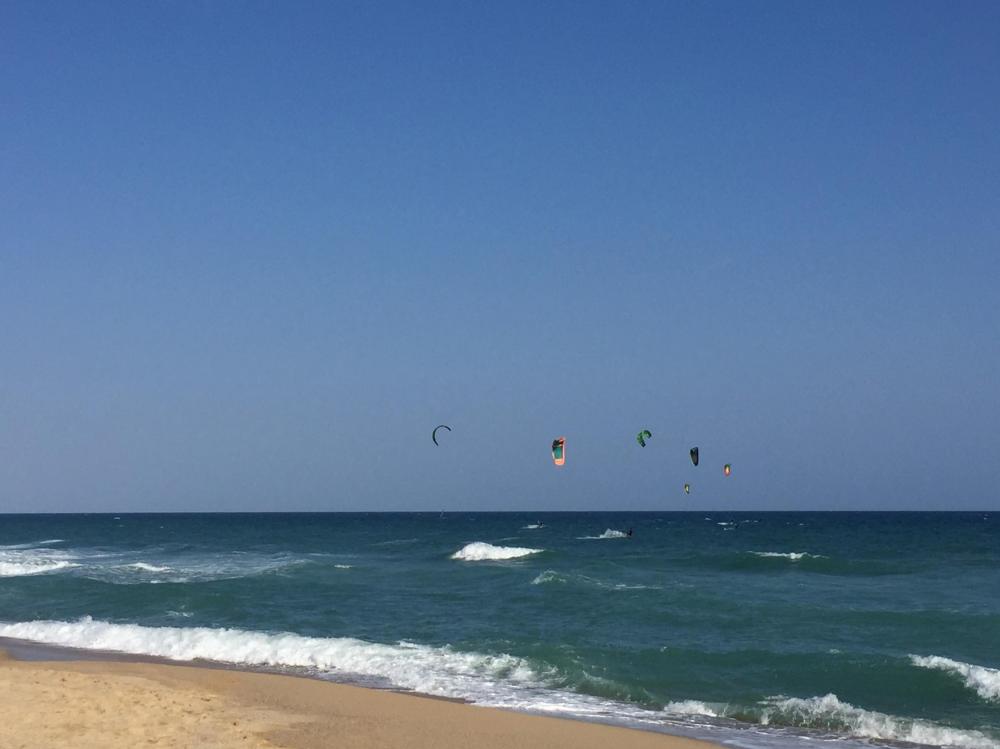 PLATJA VILASSAR DE MAR - Esports aquàtics, platges àmplies i familiars, bars a la platja, dies assolellats, veniu a visitar la zona del Maresme!
Allotjament sencer de dues plantes. Cuina completa, menjador, saló i balcó. 3 habitacions dobles amb bany privat. Dues terrasses privades a les habitacions de la planta superior. Aire condicionat centralitzat.
Barcelona Catalunya Espanya
Platja, mar, gastronomia, cultura, art, pobles amb encant, costaners i de segona línia de mar. Les muntanyes a l'esquena i els cultius de vinya al llarg del territori.
096-AP SANT RAMON Pis EL MARESME Vilassar de Mar PLATJA VILASSAR DE MAR - Esports aquàtics, platges àmplies i familiars, bars a la platja, dies assolellats, veniu a visitar la zona del Maresme!
Allotjament sencer de dues plantes. Cuina completa, menjador, saló i balcó. 3 habitacions dobles amb bany privat. Dues terrasses privades a les habitacions de la planta superior. Aire condicionat centralitzat.
Barcelona Catalunya Espanya
Platja, mar, gastronomia, cultura, art, pobles amb encant, costaners i de segona línia de mar. Les muntanyes a l'esquena i els cultius de vinya al llarg del territori.
096-AP SANT RAMON Pis EL MARESME Vilassar de Mar