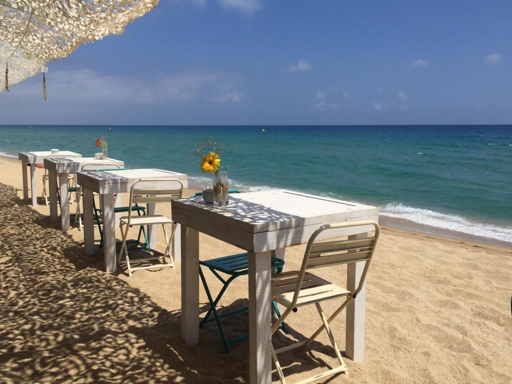 PLATJA VILASSAR DE MAR - Bars de platja, que aquí anomenem guinguetes. Al llarg de tota la costa, diferents ofertes gastronòmiques i ubicacions. No dubteu a reservar taula amb antelació!
Allotjament sencer de dues plantes. Cuina completa, menjador, saló i balcó. 3 habitacions dobles amb bany privat. Dues terrasses privades a les habitacions de la planta superior. Aire condicionat centralitzat.
Barcelona Catalunya Espanya
Platja, mar, gastronomia, cultura, art, pobles amb encant, costaners i de segona línia de mar. Les muntanyes a l'esquena i els cultius de vinya al llarg del territori.
096-AP SANT RAMON Pis EL MARESME Vilassar de Mar PLATJA VILASSAR DE MAR - Bars de platja, que aquí anomenem guinguetes. Al llarg de tota la costa, diferents ofertes gastronòmiques i ubicacions. No dubteu a reservar taula amb antelació!
Allotjament sencer de dues plantes. Cuina completa, menjador, saló i balcó. 3 habitacions dobles amb bany privat. Dues terrasses privades a les habitacions de la planta superior. Aire condicionat centralitzat.
Barcelona Catalunya Espanya
Platja, mar, gastronomia, cultura, art, pobles amb encant, costaners i de segona línia de mar. Les muntanyes a l'esquena i els cultius de vinya al llarg del territori.
096-AP SANT RAMON Pis EL MARESME Vilassar de Mar