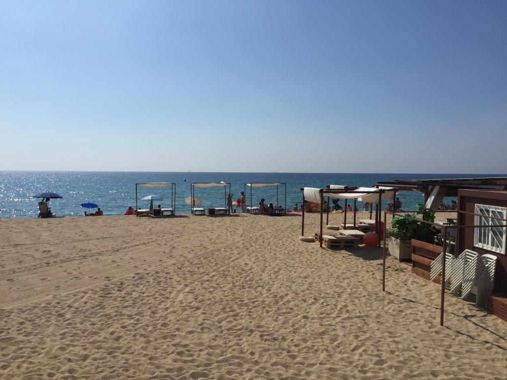 PLATJA VILASSAR DE MAR - Bars de platja, que aquí anomenem guinguetes. Prendre una beguda fresqueta amb els peus a la sorra mentre pensa que tapa li ve de gust provar abans de tornar a 3SUITES després d'un llarg dia de platja veient el capvespre.
Allotjament sencer de dues plantes. Cuina completa, menjador, saló i balcó. 3 habitacions dobles amb bany privat. Dues terrasses privades a les habitacions de la planta superior. Aire condicionat centralitzat.
Barcelona Catalunya Espanya
Platja, mar, gastronomia, cultura, art, pobles amb encant, costaners i de segona línia de mar. Les muntanyes a l'esquena i els cultius de vinya al llarg del territori.
096-AP SANT RAMON Pis EL MARESME Vilassar de Mar PLATJA VILASSAR DE MAR - Bars de platja, que aquí anomenem guinguetes. Prendre una beguda fresqueta amb els peus a la sorra mentre pensa que tapa li ve de gust provar abans de tornar a 3SUITES després d'un llarg dia de platja veient el capvespre.
Allotjament sencer de dues plantes. Cuina completa, menjador, saló i balcó. 3 habitacions dobles amb bany privat. Dues terrasses privades a les habitacions de la planta superior. Aire condicionat centralitzat.
Barcelona Catalunya Espanya
Platja, mar, gastronomia, cultura, art, pobles amb encant, costaners i de segona línia de mar. Les muntanyes a l'esquena i els cultius de vinya al llarg del territori.
096-AP SANT RAMON Pis EL MARESME Vilassar de Mar
