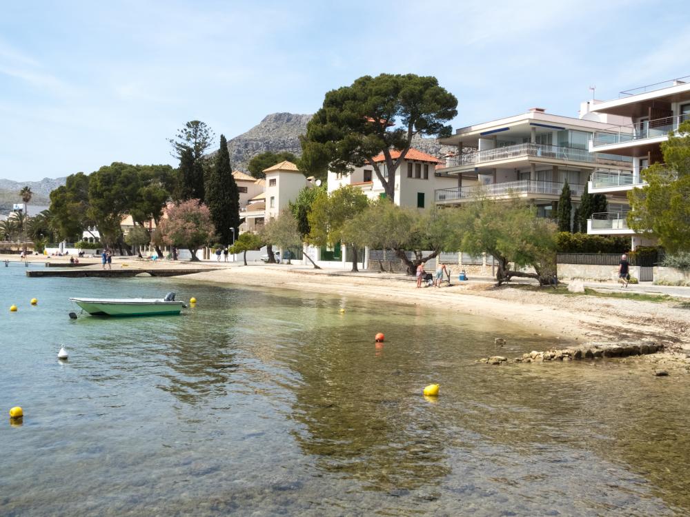 011 MR LORD JIM Apartament Illes Balears Pollença
Aigues tranquil·les i petits racons davant del mar.
Cómode apartament 6 persones, 3 habitacions, 2 lavabos, terrassa privada, cuina completament equipada i sala d'estar i menjador.
Estacionament privat i aparcament gratuït davant de l'apartament
Ideal per explorar l'illa de Mallorca de la mà dels més petits de la família.
Ciclisme, buceig, barco, vela, caiac, excursions, trekking, qualsevol activitat.
Aprop del Port d'Alcudia
Costa Maresme Vacances Lloguer allotjaments turístics 011 MR LORD JIM Apartament Illes Balears Pollença
Aigues tranquil·les i petits racons davant del mar.
Cómode apartament 6 persones, 3 habitacions, 2 lavabos, terrassa privada, cuina completament equipada i sala d'estar i menjador.
Estacionament privat i aparcament gratuït davant de l'apartament
Ideal per explorar l'illa de Mallorca de la mà dels més petits de la família.
Ciclisme, buceig, barco, vela, caiac, excursions, trekking, qualsevol activitat.
Aprop del Port d'Alcudia
Costa Maresme Vacances Lloguer allotjaments turístics