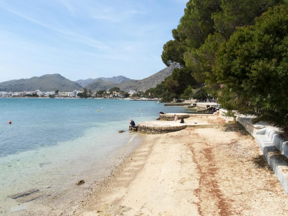 011 MR LORD JIM Apartament Illes Balears Pollença
Des de la platja de Pollença hi ha 15 minuts caminant fins al port de Pollença.
Banc al llarg de tot el passeig per seure a gaudir de les vistes.
Cómode apartament 6 persones, 3 habitacions, 2 lavabos, terrassa privada, cuina completament equipada i sala d'estar menjador.
Estacionament privat i aparcament gratuït davant de l'apartament
Ideal per explorar l'illa de Mallorca de la mà dels més petits de la família.
Ciclisme, buceig, barco, vela, caiac, excursions, trekking, qualsevol activitat.
Aprop del Port d'Alcudia
Costa Maresme Vacances Lloguer allotjaments turístics 011 MR LORD JIM Apartament Illes Balears Pollença
Des de la platja de Pollença hi ha 15 minuts caminant fins al port de Pollença.
Banc al llarg de tot el passeig per seure a gaudir de les vistes.
Cómode apartament 6 persones, 3 habitacions, 2 lavabos, terrassa privada, cuina completament equipada i sala d'estar menjador.
Estacionament privat i aparcament gratuït davant de l'apartament
Ideal per explorar l'illa de Mallorca de la mà dels més petits de la família.
Ciclisme, buceig, barco, vela, caiac, excursions, trekking, qualsevol activitat.
Aprop del Port d'Alcudia
Costa Maresme Vacances Lloguer allotjaments turístics