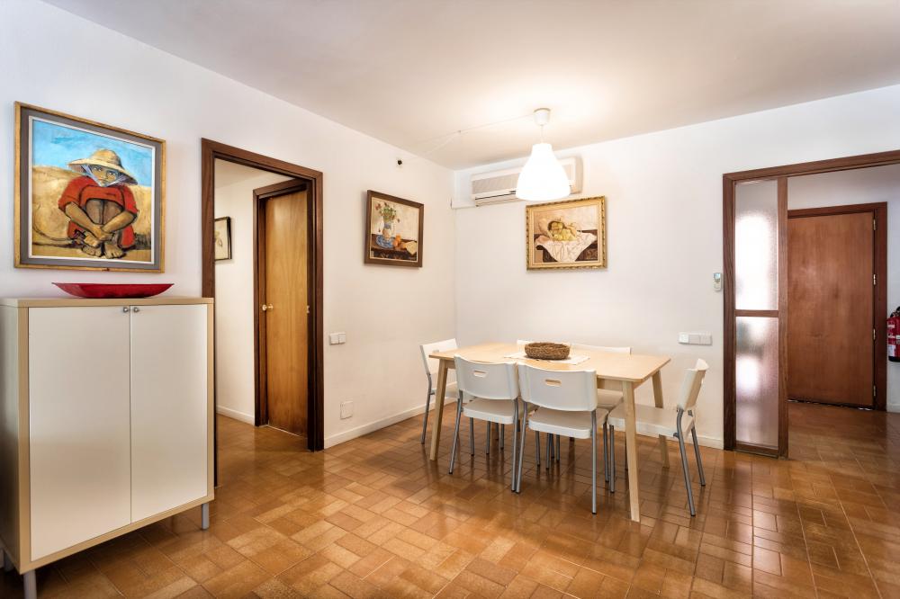 011 MR LORD JIM Apartament Illes Balears Pollença
Taula del menjador, porta del rebedor d'entrada a la dreta i porta del rebedor de les habitacions a l'esquerra. La porta que es veu tanca és la del bany complet 2.
Aire acondicionat disponible.
Cómode apartament 6 persones, 3 habitacions, 2 lavabos, terrassa privada, cuina completament equipada i sala d'estar menjador.
Estacionament privat i aparcament gratuït davant de l'apartament
Ideal per explorar l'illa de Mallorca de la mà dels més petits de la família. Platja, sol i el mar.
Ciclisme, buceig, barco, vela, kayak, excursions, trekking, qualsevol activitat.
Aprop del Port d'Alcudia
Costa Maresme Vacances Lloguer allotjaments turístics 011 MR LORD JIM Apartament Illes Balears Pollença
Taula del menjador, porta del rebedor d'entrada a la dreta i porta del rebedor de les habitacions a l'esquerra. La porta que es veu tanca és la del bany complet 2.
Aire acondicionat disponible.
Cómode apartament 6 persones, 3 habitacions, 2 lavabos, terrassa privada, cuina completament equipada i sala d'estar menjador.
Estacionament privat i aparcament gratuït davant de l'apartament
Ideal per explorar l'illa de Mallorca de la mà dels més petits de la família. Platja, sol i el mar.
Ciclisme, buceig, barco, vela, kayak, excursions, trekking, qualsevol activitat.
Aprop del Port d'Alcudia
Costa Maresme Vacances Lloguer allotjaments turístics