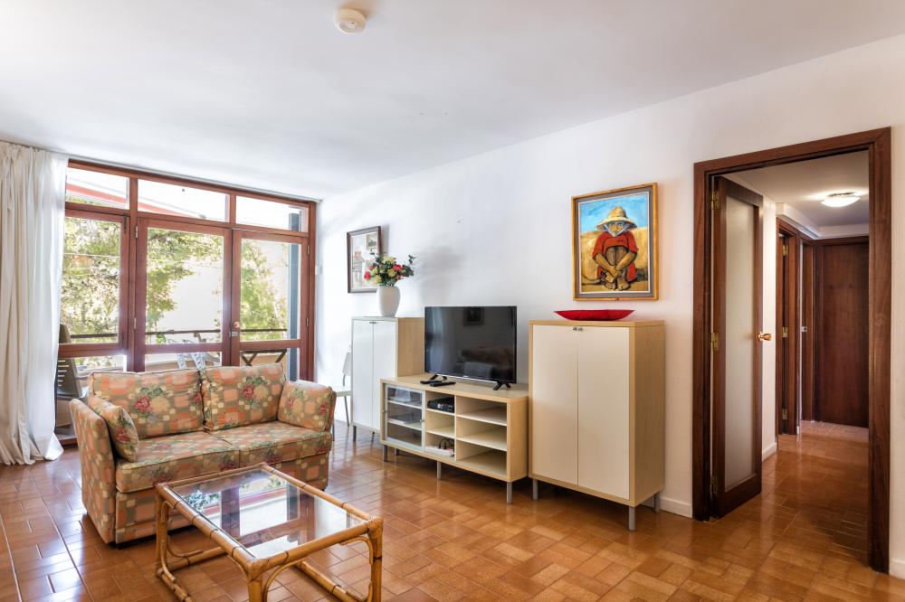 011 MR LORD JIM Apartament Illes Balears Pollença
Sala d'estar i rebedor de les habitacions.
Cómode apartament 6 persones, 3 habitacions, 2 lavabos, terrassa privada, cuina completament equipada i sala d'estar menjador.
Estacionament privat i aparcament gratuït davant de l'apartament
Ideal per explorar l'illa de Mallorca de la mà dels més petits de la família. Platja, sol i el mar.
Ciclisme, buceig, barco, vela, kayak, excursions, trekking, qualsevol activitat.
Aprop del Port d'Alcudia
Costa Maresme Vacances Lloguer allotjaments turístics 011 MR LORD JIM Apartament Illes Balears Pollença
Sala d'estar i rebedor de les habitacions.
Cómode apartament 6 persones, 3 habitacions, 2 lavabos, terrassa privada, cuina completament equipada i sala d'estar menjador.
Estacionament privat i aparcament gratuït davant de l'apartament
Ideal per explorar l'illa de Mallorca de la mà dels més petits de la família. Platja, sol i el mar.
Ciclisme, buceig, barco, vela, kayak, excursions, trekking, qualsevol activitat.
Aprop del Port d'Alcudia
Costa Maresme Vacances Lloguer allotjaments turístics