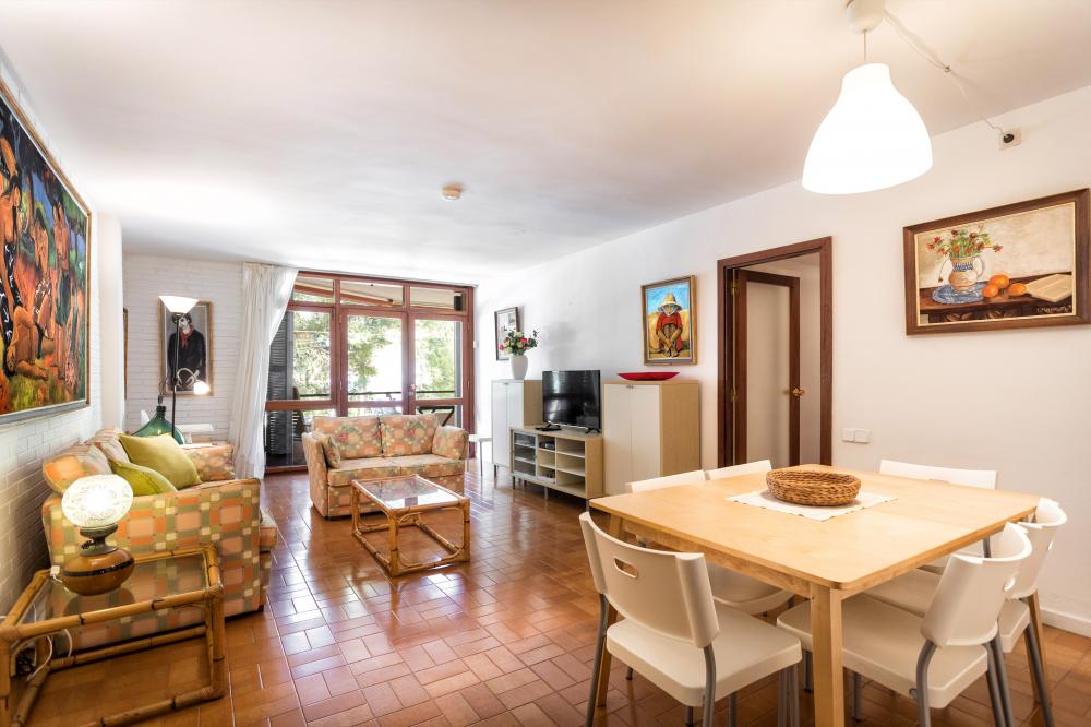 011 MR LORD JIM Apartament Illes Balears Pollença
Vista general de la sala d'estar i la taula del menjador.
Cómode apartament 6 persones, 3 habitacions, 2 lavabos, terrassa privada, cuina completament equipada i sala d'estar menjador.
Estacionament privat i aparcament gratuït davant de l'apartament
Ideal per explorar l'illa de Mallorca de la mà dels més petits de la família. Platja, sol i el mar.
Ciclisme, buceig, barco, vela, kayak, excursions, trekking, qualsevol activitat.
Aprop del Port d'Alcudia
Costa Maresme Vacances Lloguer allotjaments turístics 011 MR LORD JIM Apartament Illes Balears Pollença
Vista general de la sala d'estar i la taula del menjador.
Cómode apartament 6 persones, 3 habitacions, 2 lavabos, terrassa privada, cuina completament equipada i sala d'estar menjador.
Estacionament privat i aparcament gratuït davant de l'apartament
Ideal per explorar l'illa de Mallorca de la mà dels més petits de la família. Platja, sol i el mar.
Ciclisme, buceig, barco, vela, kayak, excursions, trekking, qualsevol activitat.
Aprop del Port d'Alcudia
Costa Maresme Vacances Lloguer allotjaments turístics