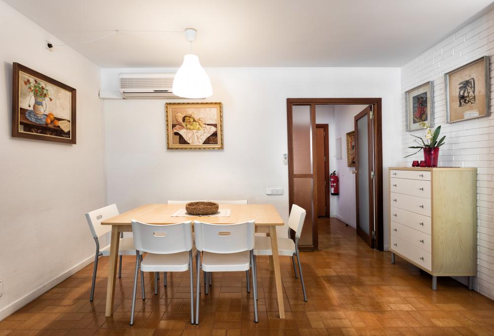 011 MR LORD JIM Apartament Illes Balears Pollença
Taula del menjador i rebedor de l'entrada.
Cómode apartament 6 persones, 3 habitacions, 2 lavabos, terrassa privada, cuina completament equipada i sala d'estar menjador.
Estacionament privat i aparcament gratuït davant de l'apartament
Ideal per explorar l'illa de Mallorca de la mà dels més petits de la família. Platja, sol i el mar.
Ciclisme, buceig, barco, vela, kayak, excursions, trekking, qualsevol activitat.
Aprop del Port d'Alcudia
Costa Maresme Vacances Lloguer allotjaments turístics 011 MR LORD JIM Apartament Illes Balears Pollença
Taula del menjador i rebedor de l'entrada.
Cómode apartament 6 persones, 3 habitacions, 2 lavabos, terrassa privada, cuina completament equipada i sala d'estar menjador.
Estacionament privat i aparcament gratuït davant de l'apartament
Ideal per explorar l'illa de Mallorca de la mà dels més petits de la família. Platja, sol i el mar.
Ciclisme, buceig, barco, vela, kayak, excursions, trekking, qualsevol activitat.
Aprop del Port d'Alcudia
Costa Maresme Vacances Lloguer allotjaments turístics