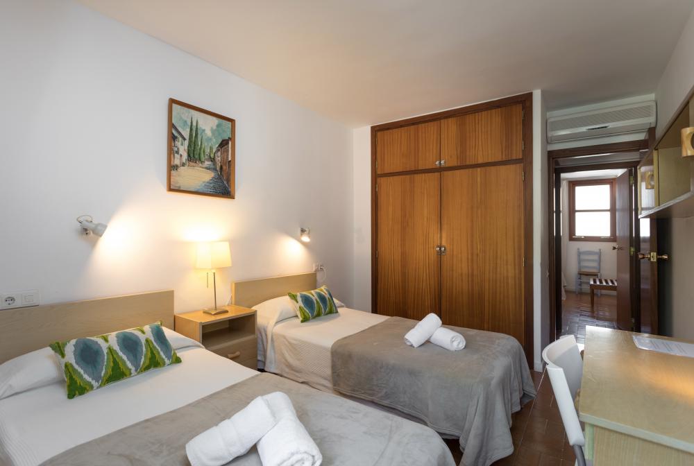 011 MR LORD JIM Apartament Illes Balears Pollença
Dormitori 3: Habitació amb dos llits individuals amb sortida al balcó i armari empotrat.
Cómode apartament 6 persones, 3 habitacions, 2 lavabos, terrassa privada, cuina completament equipada i sala d'estar menjador.
Estacionament privat i aparcament gratuït davant de l'apartament
Ideal per explorar l'illa de Mallorca de la mà dels més petits de la família. Platja, sol i el mar.
Ciclisme, buceig, barco, vela, kayak, excursions, trekking, qualsevol activitat.
Aprop del Port d'Alcudia
Costa Maresme Vacances Lloguer allotjaments turístics 011 MR LORD JIM Apartament Illes Balears Pollença
Dormitori 3: Habitació amb dos llits individuals amb sortida al balcó i armari empotrat.
Cómode apartament 6 persones, 3 habitacions, 2 lavabos, terrassa privada, cuina completament equipada i sala d'estar menjador.
Estacionament privat i aparcament gratuït davant de l'apartament
Ideal per explorar l'illa de Mallorca de la mà dels més petits de la família. Platja, sol i el mar.
Ciclisme, buceig, barco, vela, kayak, excursions, trekking, qualsevol activitat.
Aprop del Port d'Alcudia
Costa Maresme Vacances Lloguer allotjaments turístics