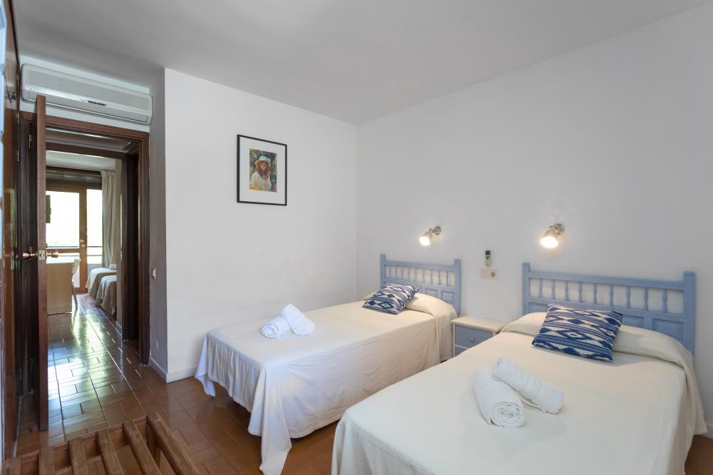 011 MR LORD JIM Apartament Illes Balears Pollença
Dormitori 2: Habitació amb dos llits individuals amb aire acondicionat disponible.
Cómode apartament 6 persones, 3 habitacions, 2 lavabos, terrassa privada, cuina completament equipada i sala d'estar menjador.
Estacionament privat i aparcament gratuït davant de l'apartament
Ideal per explorar l'illa de Mallorca de la mà dels més petits de la família. Platja, sol i el mar.
Ciclisme, buceig, barco, vela, kayak, excursions, trekking, qualsevol activitat.
Aprop del Port d'Alcudia
Costa Maresme Vacances Lloguer allotjaments turístics 011 MR LORD JIM Apartament Illes Balears Pollença
Dormitori 2: Habitació amb dos llits individuals amb aire acondicionat disponible.
Cómode apartament 6 persones, 3 habitacions, 2 lavabos, terrassa privada, cuina completament equipada i sala d'estar menjador.
Estacionament privat i aparcament gratuït davant de l'apartament
Ideal per explorar l'illa de Mallorca de la mà dels més petits de la família. Platja, sol i el mar.
Ciclisme, buceig, barco, vela, kayak, excursions, trekking, qualsevol activitat.
Aprop del Port d'Alcudia
Costa Maresme Vacances Lloguer allotjaments turístics