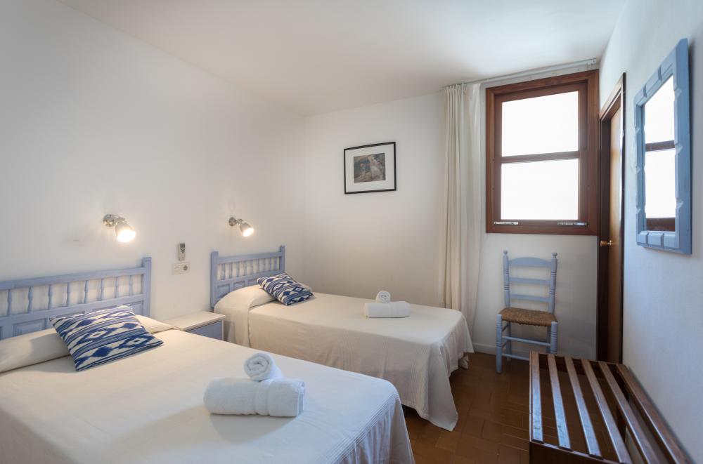 011 MR LORD JIM Apartament Illes Balears Pollença
Dormitori 2: Habitació amb dos llits individuals amb una finestra.
Cómode apartament 6 persones, 3 habitacions, 2 lavabos, terrassa privada, cuina completament equipada i sala d'estar menjador.
Estacionament privat i aparcament gratuït davant de l'apartament
Ideal per explorar l'illa de Mallorca de la mà dels més petits de la família. Platja, sol i el mar.
Ciclisme, buceig, barco, vela, kayak, excursions, trekking, qualsevol activitat.
Aprop del Port d'Alcudia
Costa Maresme Vacances Lloguer allotjaments turístics 011 MR LORD JIM Apartament Illes Balears Pollença
Dormitori 2: Habitació amb dos llits individuals amb una finestra.
Cómode apartament 6 persones, 3 habitacions, 2 lavabos, terrassa privada, cuina completament equipada i sala d'estar menjador.
Estacionament privat i aparcament gratuït davant de l'apartament
Ideal per explorar l'illa de Mallorca de la mà dels més petits de la família. Platja, sol i el mar.
Ciclisme, buceig, barco, vela, kayak, excursions, trekking, qualsevol activitat.
Aprop del Port d'Alcudia
Costa Maresme Vacances Lloguer allotjaments turístics