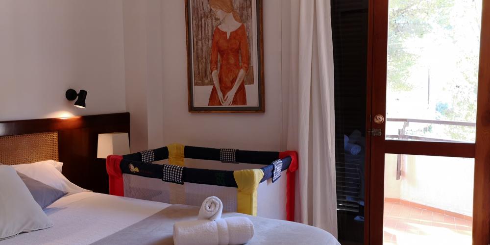 011 MR LORD JIM Apartament Illes Balears Pollença
Cuna de viatge disponible amb petició prèvia.
Cómode apartament 6 persones, 3 habitacions, 2 lavabos, terrassa privada, cuina completament equipada i sala d'estar menjador.
Estacionament privat i aparcament gratuït davant de l'apartament
Ideal per explorar l'illa de Mallorca de la mà dels més petits de la família. Platja, sol i el mar.
Ciclisme, buceig, barco, vela, kayak, excursions, trekking, qualsevol activitat.
Aprop del Port d'Alcudia
Costa Maresme Vacances Lloguer allotjaments turístics 011 MR LORD JIM Apartament Illes Balears Pollença
Cuna de viatge disponible amb petició prèvia.
Cómode apartament 6 persones, 3 habitacions, 2 lavabos, terrassa privada, cuina completament equipada i sala d'estar menjador.
Estacionament privat i aparcament gratuït davant de l'apartament
Ideal per explorar l'illa de Mallorca de la mà dels més petits de la família. Platja, sol i el mar.
Ciclisme, buceig, barco, vela, kayak, excursions, trekking, qualsevol activitat.
Aprop del Port d'Alcudia
Costa Maresme Vacances Lloguer allotjaments turístics