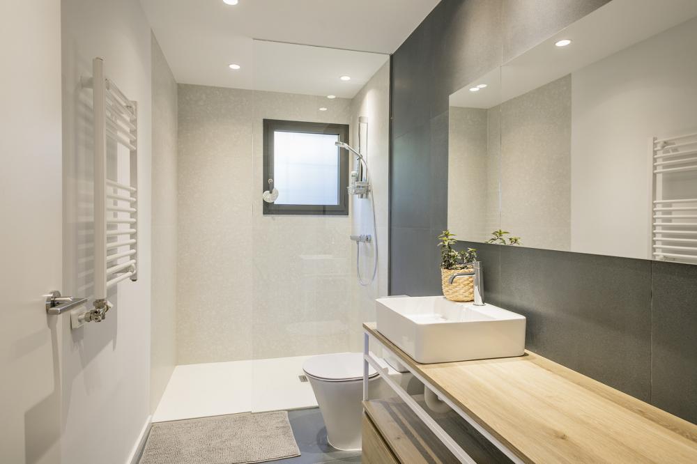 Bany complet amb dutxa de la planta inferior.
10 persones, 5 habitacions, 4 banys complets, 1 lavabo, saló i menjador, xemeneia, cuina completament equipada, terrassa, porxada, jardí, barbacoa de construcció, piscina.
Estacionament privat dins de la propietat o gratuït al carrer.
Vistes al mar, muntanya, poble, posta de sol, sortida del sol... Una llum i uns colors espectaculars.
Lloguer d'allotjaments turístics
COSTA MARESME VACANCES
024-SMP DESMAIS Casa aïllada / Villa
Cabrils, El Maresme, Barcelona, Catalunya, Espanya
Costa, platja, mar Mediterrani, muntanya, la serralada Pre-litoral catalana, Circuit Montmeló ben a prop Bany complet amb dutxa de la planta inferior.
10 persones, 5 habitacions, 4 banys complets, 1 lavabo, saló i menjador, xemeneia, cuina completament equipada, terrassa, porxada, jardí, barbacoa de construcció, piscina.
Estacionament privat dins de la propietat o gratuït al carrer.
Vistes al mar, muntanya, poble, posta de sol, sortida del sol... Una llum i uns colors espectaculars.
Lloguer d'allotjaments turístics
COSTA MARESME VACANCES
024-SMP DESMAIS Casa aïllada / Villa
Cabrils, El Maresme, Barcelona, Catalunya, Espanya
Costa, platja, mar Mediterrani, muntanya, la serralada Pre-litoral catalana, Circuit Montmeló ben a prop