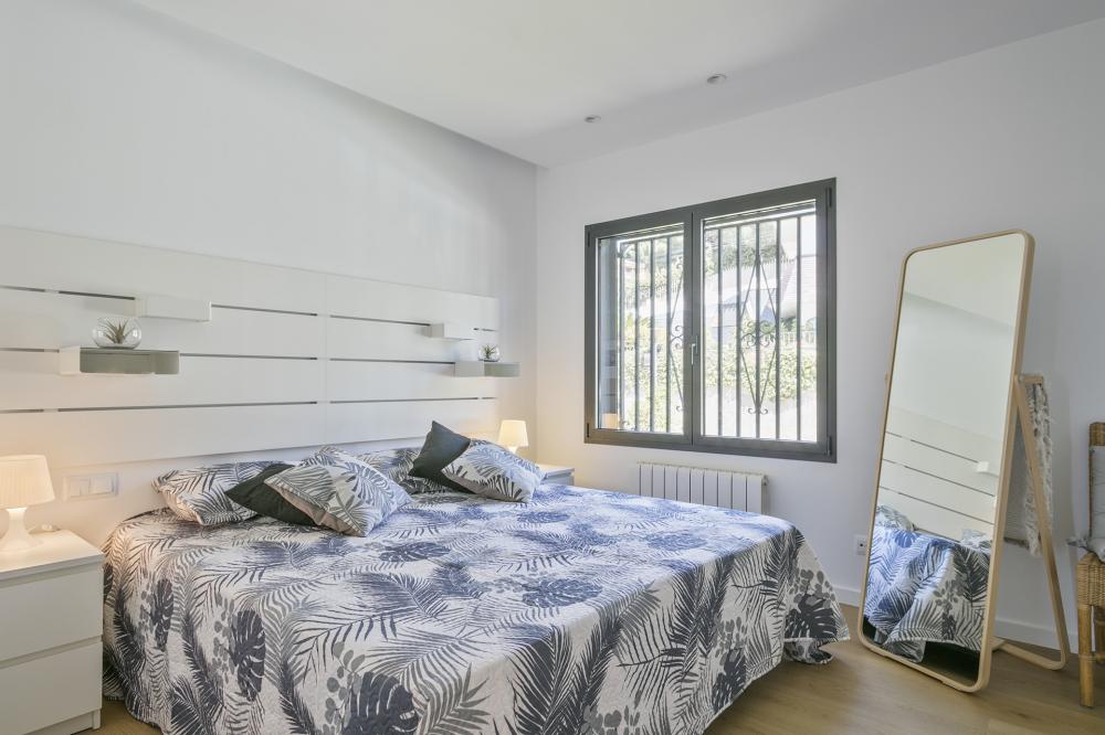Dormitori 1. Habitacií amb un llit de matrimoni amb bany privat complet amb dutxa.
10 persones, 5 habitacions, 4 banys complets, 1 lavabo, saló i menjador, xemeneia, cuina completament equipada, terrassa, porxada, jardí, barbacoa de construcció, piscina.
Estacionament privat dins de la propietat o gratuït al carrer.
Vistes al mar, muntanya, poble, posta de sol, sortida del sol... Una llum i uns colors espectaculars.
Lloguer d'allotjaments turístics
COSTA MARESME VACANCES
024-SMP DESMAIS Casa aïllada / Villa
Cabrils, El Maresme, Barcelona, Catalunya, Espanya
Costa, platja, mar Mediterrani, muntanya, la serralada Pre-litoral catalana, Circuit Montmeló ben a prop Dormitori 1. Habitacií amb un llit de matrimoni amb bany privat complet amb dutxa.
10 persones, 5 habitacions, 4 banys complets, 1 lavabo, saló i menjador, xemeneia, cuina completament equipada, terrassa, porxada, jardí, barbacoa de construcció, piscina.
Estacionament privat dins de la propietat o gratuït al carrer.
Vistes al mar, muntanya, poble, posta de sol, sortida del sol... Una llum i uns colors espectaculars.
Lloguer d'allotjaments turístics
COSTA MARESME VACANCES
024-SMP DESMAIS Casa aïllada / Villa
Cabrils, El Maresme, Barcelona, Catalunya, Espanya
Costa, platja, mar Mediterrani, muntanya, la serralada Pre-litoral catalana, Circuit Montmeló ben a prop