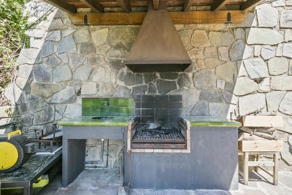 Barbacoa de construcció disponible.
Després de cada ús aquesta ha de ser netejada.
10 persones, 5 habitacions, 4 banys complets, 1 lavabo, saló i menjador, xemeneia, cuina completament equipada, terrassa, porxada, jardí, barbacoa de construcció, piscina.
Estacionament privat dins de la propietat o gratuït al carrer.
Vistes al mar, muntanya, poble, posta de sol, sortida del sol... Una llum i uns colors espectaculars.
Lloguer d'allotjaments turístics
COSTA MARESME VACANCES
024-SMP DESMAIS Casa aïllada / Villa
Cabrils, El Maresme, Barcelona, Catalunya, Espanya
Costa, platja, mar Mediterrani, muntanya, la serralada Pre-litoral catalana, Circuit Montmeló ben a prop Barbacoa de construcció disponible.
Després de cada ús aquesta ha de ser netejada.
10 persones, 5 habitacions, 4 banys complets, 1 lavabo, saló i menjador, xemeneia, cuina completament equipada, terrassa, porxada, jardí, barbacoa de construcció, piscina.
Estacionament privat dins de la propietat o gratuït al carrer.
Vistes al mar, muntanya, poble, posta de sol, sortida del sol... Una llum i uns colors espectaculars.
Lloguer d'allotjaments turístics
COSTA MARESME VACANCES
024-SMP DESMAIS Casa aïllada / Villa
Cabrils, El Maresme, Barcelona, Catalunya, Espanya
Costa, platja, mar Mediterrani, muntanya, la serralada Pre-litoral catalana, Circuit Montmeló ben a prop