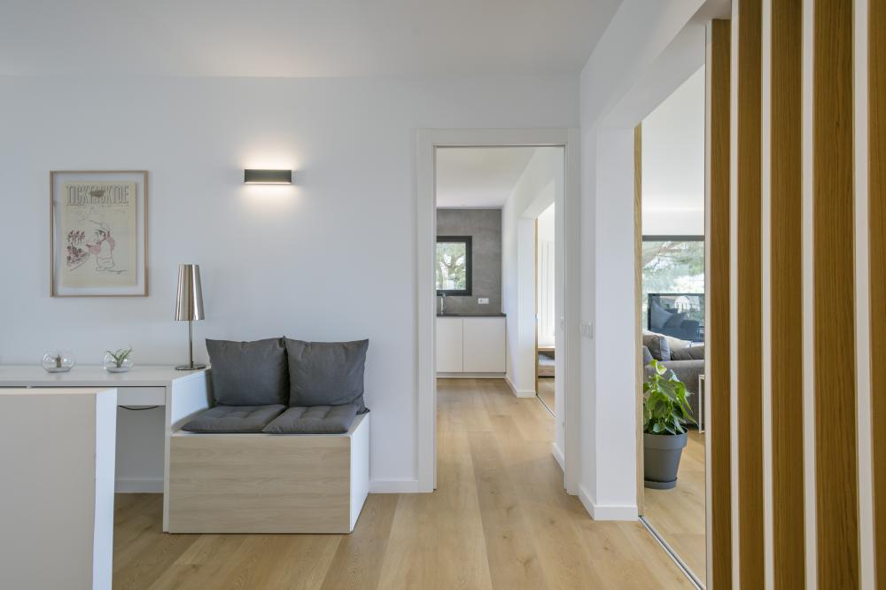 Vista del rebedor, la porta d'accés a la cuina i a la sala d'estar.
10 persones, 5 habitacions, 4 banys complets, 1 lavabo, saló i menjador, xemeneia, cuina completament equipada, terrassa, porxada, jardí, barbacoa de construcció, piscina.
Estacionament privat dins de la propietat o gratuït al carrer.
Vistes al mar, muntanya, poble, posta de sol, sortida del sol... Una llum i uns colors espectaculars.
Lloguer d'allotjaments turístics
COSTA MARESME VACANCES
024-SMP DESMAIS Casa aïllada / Villa
Cabrils, El Maresme, Barcelona, Catalunya, Espanya
Costa, platja, mar Mediterrani, muntanya, la serralada Pre-litoral catalana, Circuit Montmeló ben a prop Vista del rebedor, la porta d'accés a la cuina i a la sala d'estar.
10 persones, 5 habitacions, 4 banys complets, 1 lavabo, saló i menjador, xemeneia, cuina completament equipada, terrassa, porxada, jardí, barbacoa de construcció, piscina.
Estacionament privat dins de la propietat o gratuït al carrer.
Vistes al mar, muntanya, poble, posta de sol, sortida del sol... Una llum i uns colors espectaculars.
Lloguer d'allotjaments turístics
COSTA MARESME VACANCES
024-SMP DESMAIS Casa aïllada / Villa
Cabrils, El Maresme, Barcelona, Catalunya, Espanya
Costa, platja, mar Mediterrani, muntanya, la serralada Pre-litoral catalana, Circuit Montmeló ben a prop