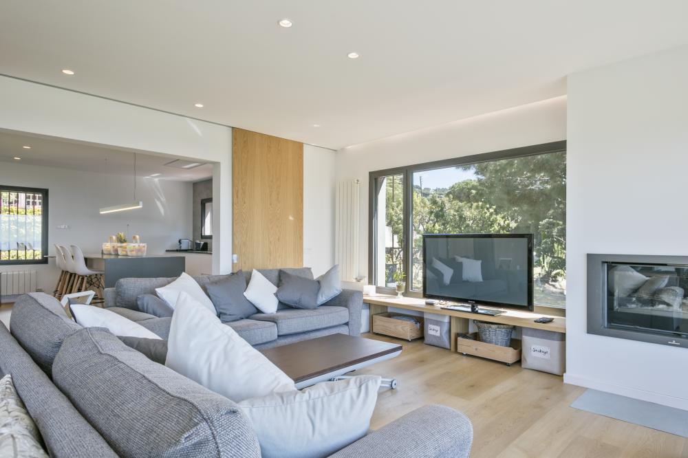 Vista completa de la sala d'estar i l'accés a la cuina.
Còmodes sofàs des d'on veure la sortida o la posta de sol.
10 persones, 5 habitacions, 4 banys complets, 1 lavabo, saló i menjador, xemeneia, cuina completament equipada, terrassa, porxada, jardí, barbacoa de construcció, piscina.
Estacionament privat dins de la propietat o gratuït al carrer.
Vistes al mar, muntanya, poble, posta de sol, sortida del sol... Una llum i uns colors espectaculars.
Lloguer d'allotjaments turístics
COSTA MARESME VACANCES
024-SMP DESMAIS Casa aïllada / Villa
Cabrils, El Maresme, Barcelona, Catalunya, Espanya
Costa, platja, mar Mediterrani, muntanya, la serralada Pre-litoral catalana, Circuit Montmeló ben aprop Vista completa de la sala d'estar i l'accés a la cuina.
Còmodes sofàs des d'on veure la sortida o la posta de sol.
10 persones, 5 habitacions, 4 banys complets, 1 lavabo, saló i menjador, xemeneia, cuina completament equipada, terrassa, porxada, jardí, barbacoa de construcció, piscina.
Estacionament privat dins de la propietat o gratuït al carrer.
Vistes al mar, muntanya, poble, posta de sol, sortida del sol... Una llum i uns colors espectaculars.
Lloguer d'allotjaments turístics
COSTA MARESME VACANCES
024-SMP DESMAIS Casa aïllada / Villa
Cabrils, El Maresme, Barcelona, Catalunya, Espanya
Costa, platja, mar Mediterrani, muntanya, la serralada Pre-litoral catalana, Circuit Montmeló ben aprop