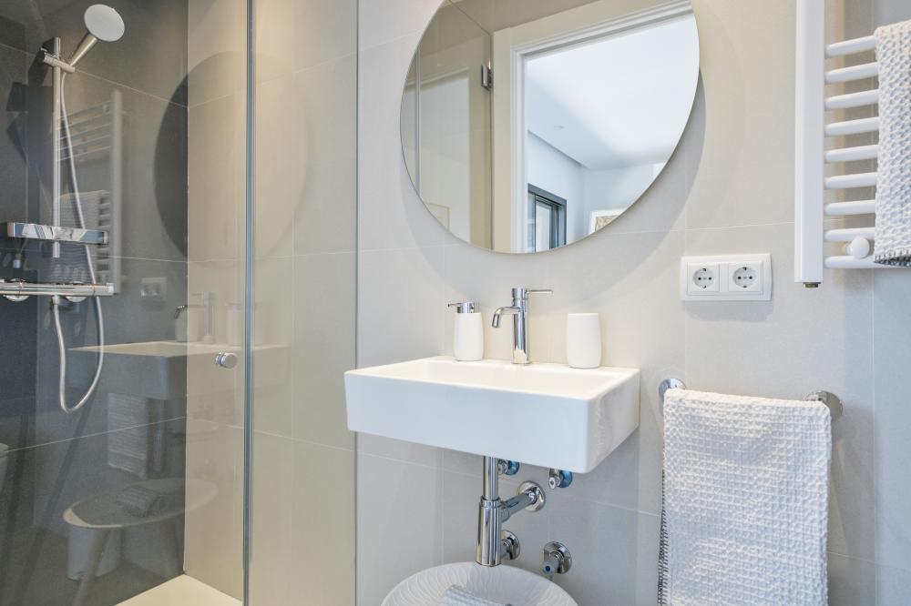 Bany privat complet amb dutxa del dormitori 2
Inclou 2 tovalloles de bany per hoste. 1 petita i 1 gran.
10 persones, 5 habitacions, 4 banys complets, 1 lavabo, saló i menjador, xemeneia, cuina completament equipada, terrassa, porxada, jardí, barbacoa de construcció, piscina.
Estacionament privat dins de la propietat o gratuït al carrer.
Vistes al mar, muntanya, poble, posta de sol, sortida del sol... Una llum i uns colors espectaculars.
Lloguer d'allotjaments turístics
COSTA MARESME VACANCES
024-SMP DESMAIS Casa aïllada / Villa
Cabrils, El Maresme, Barcelona, Catalunya, Espanya
Costa, platja, mar Mediterrani, muntanya, la serralada Pre-litoral catalana, Circuit Montmeló ben a prop Bany privat complet amb dutxa del dormitori 2
Inclou 2 tovalloles de bany per hoste. 1 petita i 1 gran.
10 persones, 5 habitacions, 4 banys complets, 1 lavabo, saló i menjador, xemeneia, cuina completament equipada, terrassa, porxada, jardí, barbacoa de construcció, piscina.
Estacionament privat dins de la propietat o gratuït al carrer.
Vistes al mar, muntanya, poble, posta de sol, sortida del sol... Una llum i uns colors espectaculars.
Lloguer d'allotjaments turístics
COSTA MARESME VACANCES
024-SMP DESMAIS Casa aïllada / Villa
Cabrils, El Maresme, Barcelona, Catalunya, Espanya
Costa, platja, mar Mediterrani, muntanya, la serralada Pre-litoral catalana, Circuit Montmeló ben a prop