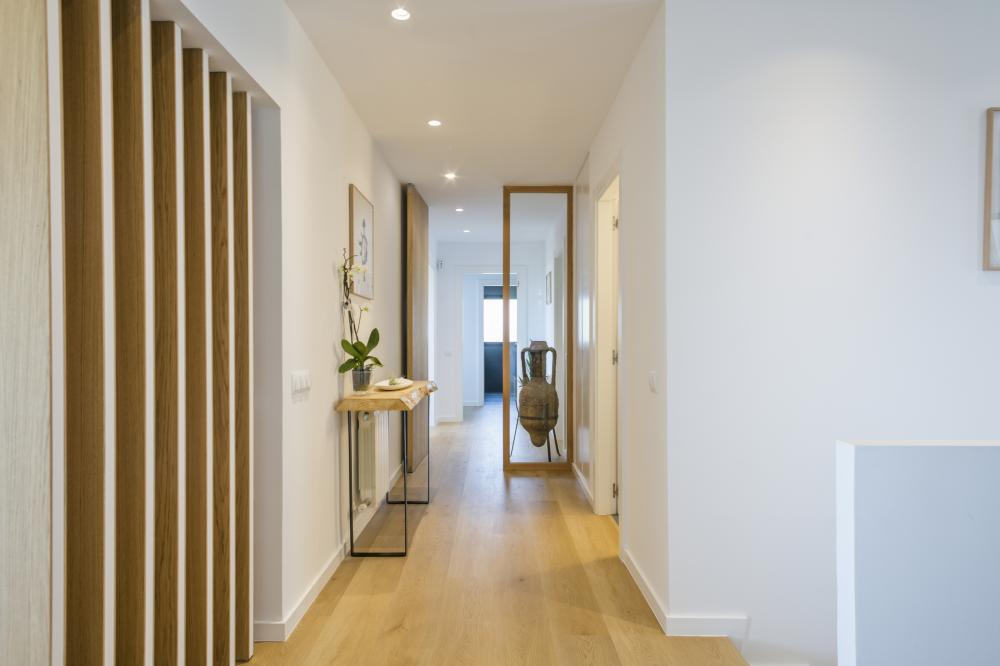 Passadís d'accés al rebedor de les habitacions de la primera planta.
Hi ha un lavabo de convidats abans de la porta que separa les estances comunes de la zona de descans de les habitacions.
10 persones, 5 habitacions, 4 banys complets, 1 lavabo, saló i menjador, xemeneia, cuina completament equipada, terrassa, porxada, jardí, barbacoa de construcció, piscina.
Estacionament privat dins de la propietat o gratuït al carrer.
Vistes al mar, muntanya, poble, posta de sol, sortida del sol... Una llum i uns colors espectaculars.
Lloguer d'allotjaments turístics
COSTA MARESME VACANCES
024-SMP DESMAIS Casa aïllada / Villa
Cabrils, El Maresme, Barcelona, Catalunya, Espanya
Costa, platja, mar Mediterrani, muntanya, la serralada Pre-litoral catalana, Circuit Montmeló ben a prop Passadís d'accés al rebedor de les habitacions de la primera planta.
Hi ha un lavabo de convidats abans de la porta que separa les estances comunes de la zona de descans de les habitacions.
10 persones, 5 habitacions, 4 banys complets, 1 lavabo, saló i menjador, xemeneia, cuina completament equipada, terrassa, porxada, jardí, barbacoa de construcció, piscina.
Estacionament privat dins de la propietat o gratuït al carrer.
Vistes al mar, muntanya, poble, posta de sol, sortida del sol... Una llum i uns colors espectaculars.
Lloguer d'allotjaments turístics
COSTA MARESME VACANCES
024-SMP DESMAIS Casa aïllada / Villa
Cabrils, El Maresme, Barcelona, Catalunya, Espanya
Costa, platja, mar Mediterrani, muntanya, la serralada Pre-litoral catalana, Circuit Montmeló ben a prop