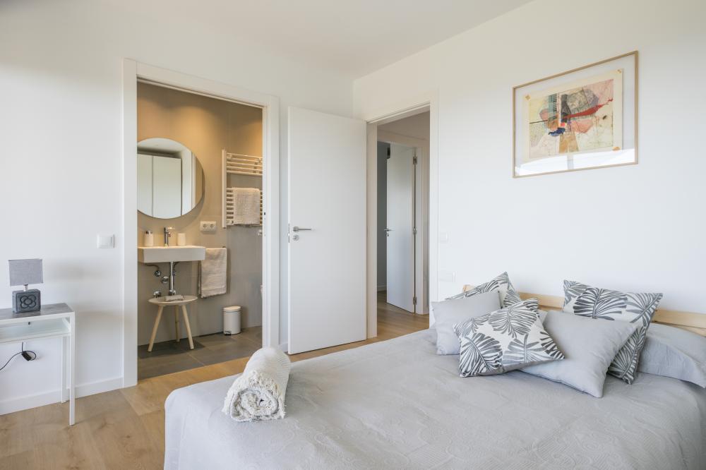 Dormitori 2. Habitació amb llit de matrimoni amb bany privat complet amb dutxa.
Vistes de somni i sortida a la terrassa.
10 persones, 5 habitacions, 4 banys complets, 1 lavabo, saló i menjador, xemeneia, cuina completament equipada, terrassa, porxada, jardí, barbacoa de construcció, piscina.
Estacionament privat dins de la propietat o gratuït al carrer.
Vistes al mar, muntanya, poble, posta de sol, sortida del sol... Una llum i uns colors espectaculars.
Lloguer d'allotjaments turístics
COSTA MARESME VACANCES
024-SMP DESMAIS Casa aïllada / Villa
Cabrils, El Maresme, Barcelona, Catalunya, Espanya
Costa, platja, mar Mediterrani, muntanya, la serralada Pre-litoral catalana, Circuit Montmeló ben a prop Dormitori 2. Habitació amb llit de matrimoni amb bany privat complet amb dutxa.
Vistes de somni i sortida a la terrassa.
10 persones, 5 habitacions, 4 banys complets, 1 lavabo, saló i menjador, xemeneia, cuina completament equipada, terrassa, porxada, jardí, barbacoa de construcció, piscina.
Estacionament privat dins de la propietat o gratuït al carrer.
Vistes al mar, muntanya, poble, posta de sol, sortida del sol... Una llum i uns colors espectaculars.
Lloguer d'allotjaments turístics
COSTA MARESME VACANCES
024-SMP DESMAIS Casa aïllada / Villa
Cabrils, El Maresme, Barcelona, Catalunya, Espanya
Costa, platja, mar Mediterrani, muntanya, la serralada Pre-litoral catalana, Circuit Montmeló ben a prop