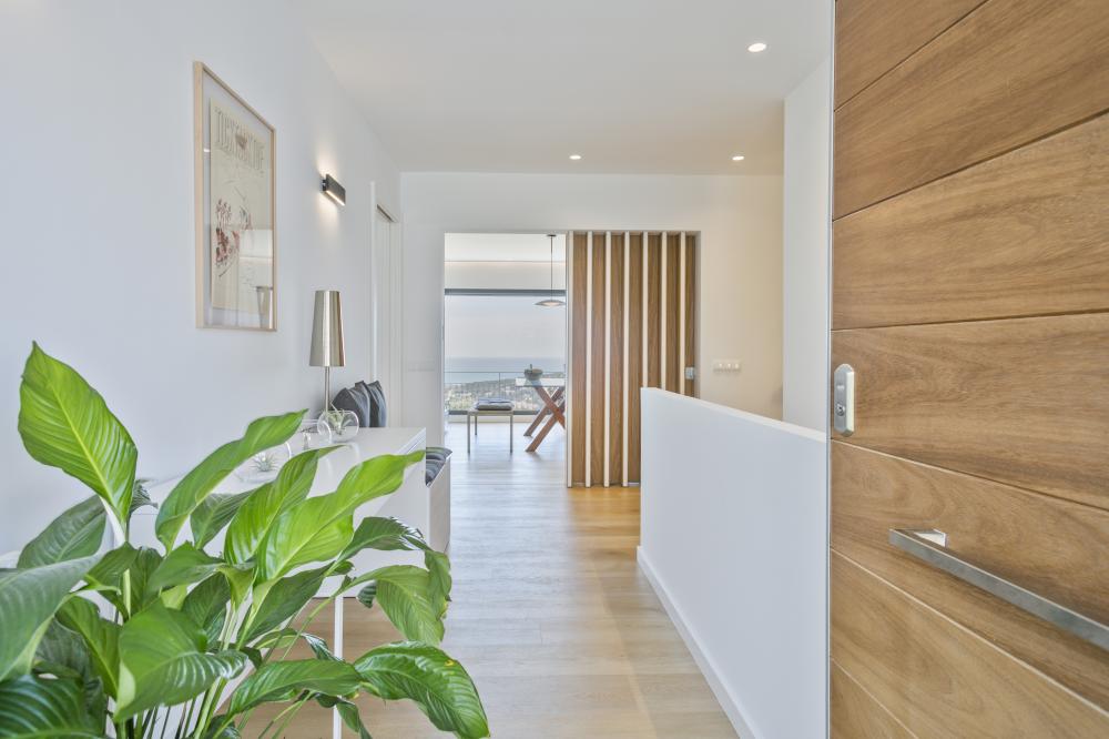 Porta principal i rebedor.
10 persones, 5 habitacions, 4 banys complets, 1 lavabo, saló i menjador, xemeneia, cuina completament equipada, terrassa, porxada, jardí, barbacoa de construcció, piscina.
Estacionament privat dins de la propietat o gratuït al carrer.
Vistes al mar, muntanya, poble, posta de sol, sortida del sol... Una llum i uns colors espectaculars.
Lloguer d'allotjaments turístics
COSTA MARESME VACANCES
024-SMP DESMAIS Casa aïllada / Villa
Cabrils, El Maresme, Barcelona, Catalunya, Espanya
Costa, platja, mar Mediterrani, muntanya, la serralada Pre-litoral catalana, Circuit Montmeló ben aprop Porta principal i rebedor.
10 persones, 5 habitacions, 4 banys complets, 1 lavabo, saló i menjador, xemeneia, cuina completament equipada, terrassa, porxada, jardí, barbacoa de construcció, piscina.
Estacionament privat dins de la propietat o gratuït al carrer.
Vistes al mar, muntanya, poble, posta de sol, sortida del sol... Una llum i uns colors espectaculars.
Lloguer d'allotjaments turístics
COSTA MARESME VACANCES
024-SMP DESMAIS Casa aïllada / Villa
Cabrils, El Maresme, Barcelona, Catalunya, Espanya
Costa, platja, mar Mediterrani, muntanya, la serralada Pre-litoral catalana, Circuit Montmeló ben aprop