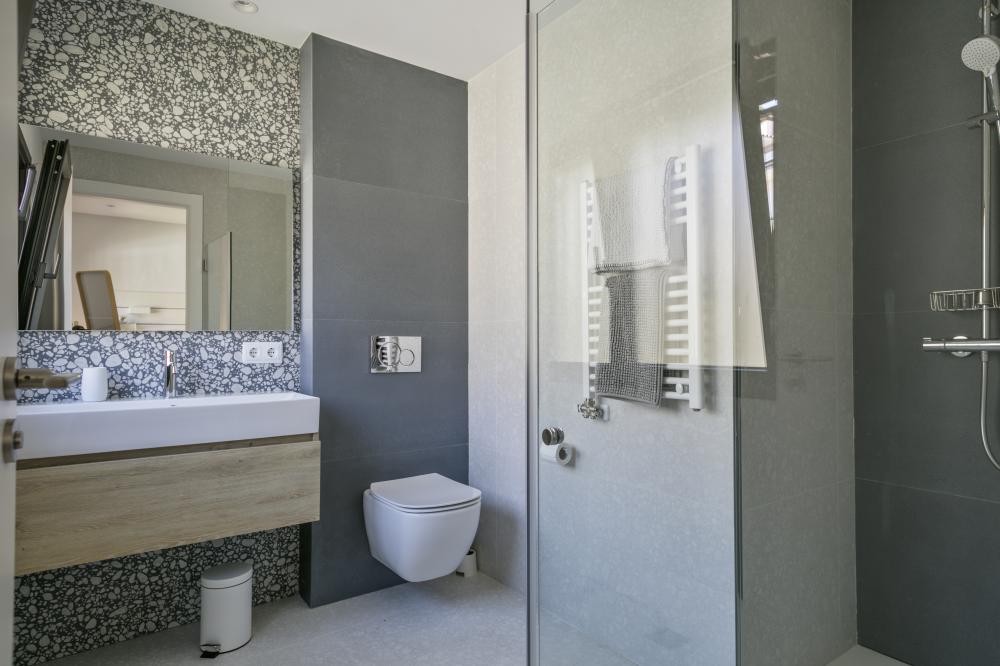 Bany privat complet amb dutxa del dormitori 1
Inclou 2 tovalloles de bany per hoste. 1 petita i 1 gran.
10 persones, 5 habitacions, 4 banys complets, 1 lavabo, saló i menjador, xemeneia, cuina completament equipada, terrassa, porxada, jardí, barbacoa de construcció, piscina.
Estacionament privat dins de la propietat o gratuït al carrer.
Vistes al mar, muntanya, poble, posta de sol, sortida del sol... Una llum i uns colors espectaculars.
Lloguer d'allotjaments turístics
COSTA MARESME VACANCES
024-SMP DESMAIS Casa aïllada / Villa
Cabrils, El Maresme, Barcelona, Catalunya, Espanya
Costa, platja, mar Mediterrani, muntanya, la serralada Pre-litoral catalana, Circuit Montmeló ben a prop Bany privat complet amb dutxa del dormitori 1
Inclou 2 tovalloles de bany per hoste. 1 petita i 1 gran.
10 persones, 5 habitacions, 4 banys complets, 1 lavabo, saló i menjador, xemeneia, cuina completament equipada, terrassa, porxada, jardí, barbacoa de construcció, piscina.
Estacionament privat dins de la propietat o gratuït al carrer.
Vistes al mar, muntanya, poble, posta de sol, sortida del sol... Una llum i uns colors espectaculars.
Lloguer d'allotjaments turístics
COSTA MARESME VACANCES
024-SMP DESMAIS Casa aïllada / Villa
Cabrils, El Maresme, Barcelona, Catalunya, Espanya
Costa, platja, mar Mediterrani, muntanya, la serralada Pre-litoral catalana, Circuit Montmeló ben a prop