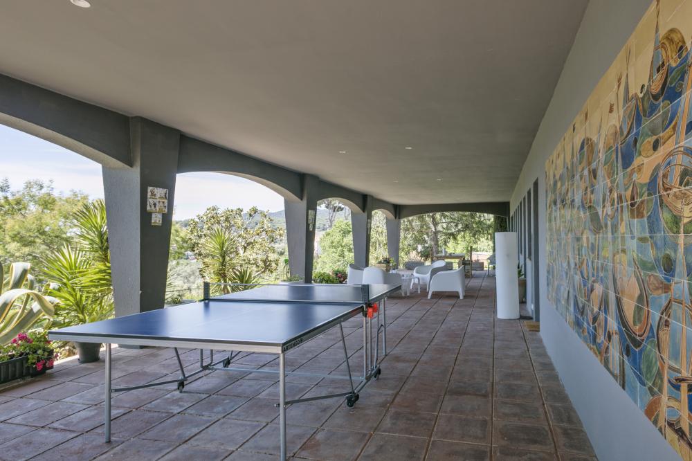 Taula de ping-pong sota el porxo.
10 persones, 5 habitacions, 4 banys complets, 1 lavabo, saló i menjador, xemeneia, cuina completament equipada, terrassa, porxada, jardí, barbacoa de construcció, piscina.
Estacionament privat dins de la propietat o gratuït al carrer.
Vistes al mar, muntanya, poble, posta de sol, sortida del sol... Una llum i uns colors espectaculars.
Lloguer d'allotjaments turístics
COSTA MARESME VACANCES
024-SMP DESMAIS Casa aïllada / Villa
Cabrils, El Maresme, Barcelona, Catalunya, Espanya
Costa, platja, mar Mediterrani, muntanya, la serralada Pre-litoral catalana, Circuit Montmeló ben a prop Taula de ping-pong sota el porxo.
10 persones, 5 habitacions, 4 banys complets, 1 lavabo, saló i menjador, xemeneia, cuina completament equipada, terrassa, porxada, jardí, barbacoa de construcció, piscina.
Estacionament privat dins de la propietat o gratuït al carrer.
Vistes al mar, muntanya, poble, posta de sol, sortida del sol... Una llum i uns colors espectaculars.
Lloguer d'allotjaments turístics
COSTA MARESME VACANCES
024-SMP DESMAIS Casa aïllada / Villa
Cabrils, El Maresme, Barcelona, Catalunya, Espanya
Costa, platja, mar Mediterrani, muntanya, la serralada Pre-litoral catalana, Circuit Montmeló ben a prop