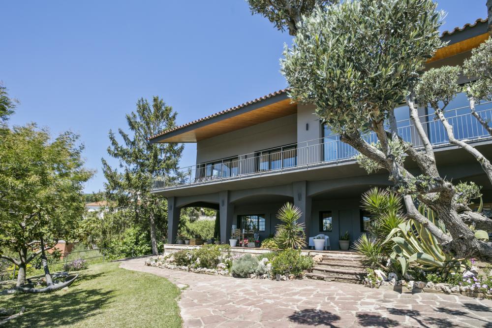 Vista des del jardí de la casa DESMAIS.
Porxo amb taula de menjador exterior, còmodes butaques d'exterior.
Vista de la terrassa de la primera planta.
10 persones, 5 habitacions, 4 banys complets, 1 lavabo, saló i menjador, xemeneia, cuina completament equipada, terrassa, porxada, jardí, barbacoa de construcció, piscina.
Estacionament privat dins la propietat o gratuït al carrer.
Vistes al mar, muntanya, poble, posta de sol, sortida del sol... Una llum i uns colors espectaculars.
Lloguer d'allotjaments turístics
COSTA MARESME VACANCES
024-SMP DESMAIS Casa aïllada / Villa
Cabrils, El Maresme, Barcelona, Catalunya, Espanya
Costa, platja, mar Mediterrani, muntanya, la serralada Pre-litoral catalana, Circuit Montmeló ben aprop Vista des del jardí de la casa DESMAIS.
Porxo amb taula de menjador exterior, còmodes butaques d'exterior.
Vista de la terrassa de la primera planta.
10 persones, 5 habitacions, 4 banys complets, 1 lavabo, saló i menjador, xemeneia, cuina completament equipada, terrassa, porxada, jardí, barbacoa de construcció, piscina.
Estacionament privat dins la propietat o gratuït al carrer.
Vistes al mar, muntanya, poble, posta de sol, sortida del sol... Una llum i uns colors espectaculars.
Lloguer d'allotjaments turístics
COSTA MARESME VACANCES
024-SMP DESMAIS Casa aïllada / Villa
Cabrils, El Maresme, Barcelona, Catalunya, Espanya
Costa, platja, mar Mediterrani, muntanya, la serralada Pre-litoral catalana, Circuit Montmeló ben aprop