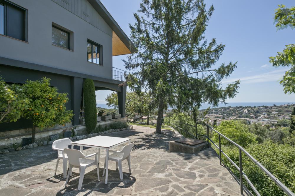 Zona del jardí amb terra de pedre i vistes des de la zona de la barbacoa.
10 persones, 5 habitacions, 4 banys complets, 1 lavabo, saló i menjador, xemeneia, cuina completament equipada, terrassa, porxada, jardí, barbacoa de construcció, piscina.
Estacionament privat dins de la propietat o gratuït al carrer.
Vistes al mar, muntanya, poble, posta de sol, sortida del sol... Una llum i uns colors espectaculars.
Lloguer d'allotjaments turístics
COSTA MARESME VACANCES
024-SMP DESMAIS Casa aïllada / Villa
Cabrils, El Maresme, Barcelona, Catalunya, Espanya
Costa, platja, mar Mediterrani, muntanya, la serralada Pre-litoral catalana, Circuit Montmeló ben a prop Zona del jardí amb terra de pedre i vistes des de la zona de la barbacoa.
10 persones, 5 habitacions, 4 banys complets, 1 lavabo, saló i menjador, xemeneia, cuina completament equipada, terrassa, porxada, jardí, barbacoa de construcció, piscina.
Estacionament privat dins de la propietat o gratuït al carrer.
Vistes al mar, muntanya, poble, posta de sol, sortida del sol... Una llum i uns colors espectaculars.
Lloguer d'allotjaments turístics
COSTA MARESME VACANCES
024-SMP DESMAIS Casa aïllada / Villa
Cabrils, El Maresme, Barcelona, Catalunya, Espanya
Costa, platja, mar Mediterrani, muntanya, la serralada Pre-litoral catalana, Circuit Montmeló ben a prop