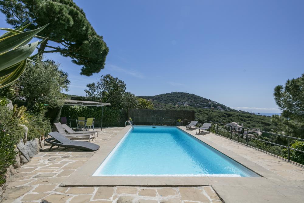 Piscina privada 7x3
10 persones, 5 habitacions, 4 banys complets, 1 lavabo, saló i menjador, xemeneia, cuina completament equipada, terrassa, porxada, jardí, barbacoa de construcció, piscina.
Estacionament privat dins de la propietat o gratuït al carrer.
Vistes al mar, muntanya, poble, posta de sol, sortida del sol... Una llum i uns colors espectaculars.
Lloguer d'allotjaments turístics
COSTA MARESME VACANCES
024-SMP DESMAIS Casa aïllada / Villa
Cabrils, El Maresme, Barcelona, Catalunya, Espanya
Costa, platja, mar Mediterrani, muntanya, la serralada Pre-litoral catalana, Circuit Montmeló ben aprop Piscina privada 7x3
10 persones, 5 habitacions, 4 banys complets, 1 lavabo, saló i menjador, xemeneia, cuina completament equipada, terrassa, porxada, jardí, barbacoa de construcció, piscina.
Estacionament privat dins de la propietat o gratuït al carrer.
Vistes al mar, muntanya, poble, posta de sol, sortida del sol... Una llum i uns colors espectaculars.
Lloguer d'allotjaments turístics
COSTA MARESME VACANCES
024-SMP DESMAIS Casa aïllada / Villa
Cabrils, El Maresme, Barcelona, Catalunya, Espanya
Costa, platja, mar Mediterrani, muntanya, la serralada Pre-litoral catalana, Circuit Montmeló ben aprop