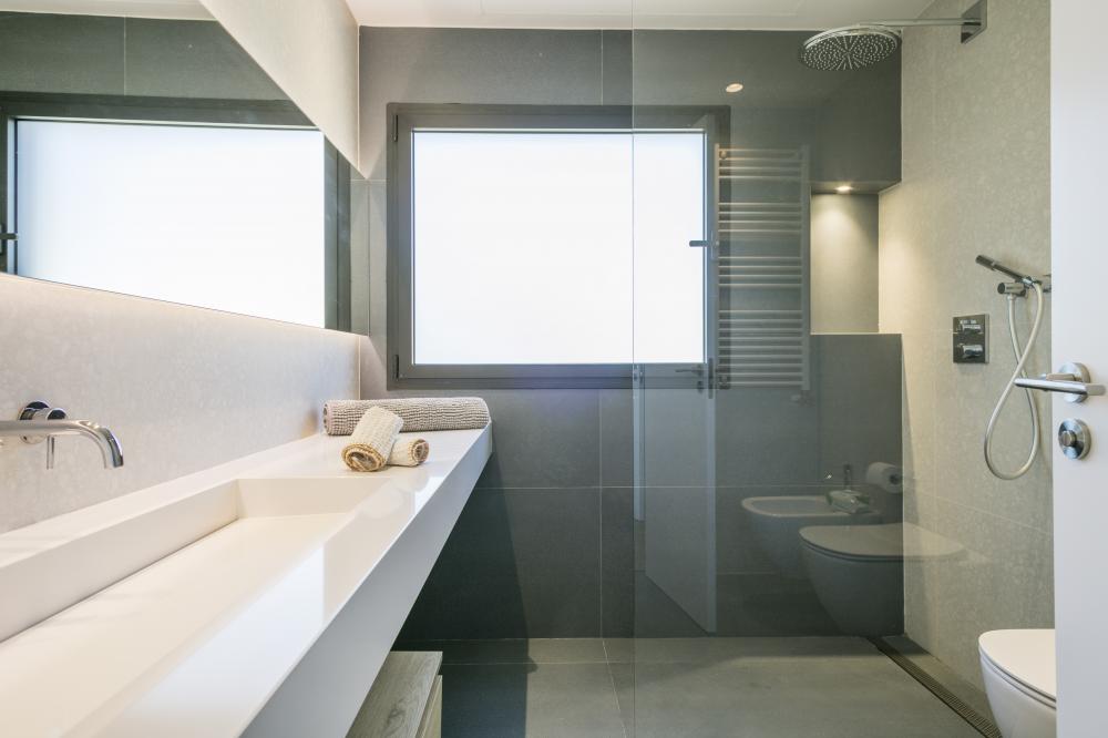 Bany privat complet amb dutxa del dormitori 3
Inclou 2 tovalloles de bany per hoste. 1 petita i 1 gran.
10 persones, 5 habitacions, 4 banys complets, 1 lavabo, saló i menjador, xemeneia, cuina completament equipada, terrassa, porxada, jardí, barbacoa de construcció, piscina.
Estacionament privat dins de la propietat o gratuït al carrer.
Vistes al mar, muntanya, poble, posta de sol, sortida del sol... Una llum i uns colors espectaculars.
Lloguer d'allotjaments turístics
COSTA MARESME VACANCES
024-SMP DESMAIS Casa aïllada / Villa
Cabrils, El Maresme, Barcelona, Catalunya, Espanya
Costa, platja, mar Mediterrani, muntanya, la serralada Pre-litoral catalana, Circuit Montmeló ben a prop Bany privat complet amb dutxa del dormitori 3
Inclou 2 tovalloles de bany per hoste. 1 petita i 1 gran.
10 persones, 5 habitacions, 4 banys complets, 1 lavabo, saló i menjador, xemeneia, cuina completament equipada, terrassa, porxada, jardí, barbacoa de construcció, piscina.
Estacionament privat dins de la propietat o gratuït al carrer.
Vistes al mar, muntanya, poble, posta de sol, sortida del sol... Una llum i uns colors espectaculars.
Lloguer d'allotjaments turístics
COSTA MARESME VACANCES
024-SMP DESMAIS Casa aïllada / Villa
Cabrils, El Maresme, Barcelona, Catalunya, Espanya
Costa, platja, mar Mediterrani, muntanya, la serralada Pre-litoral catalana, Circuit Montmeló ben a prop