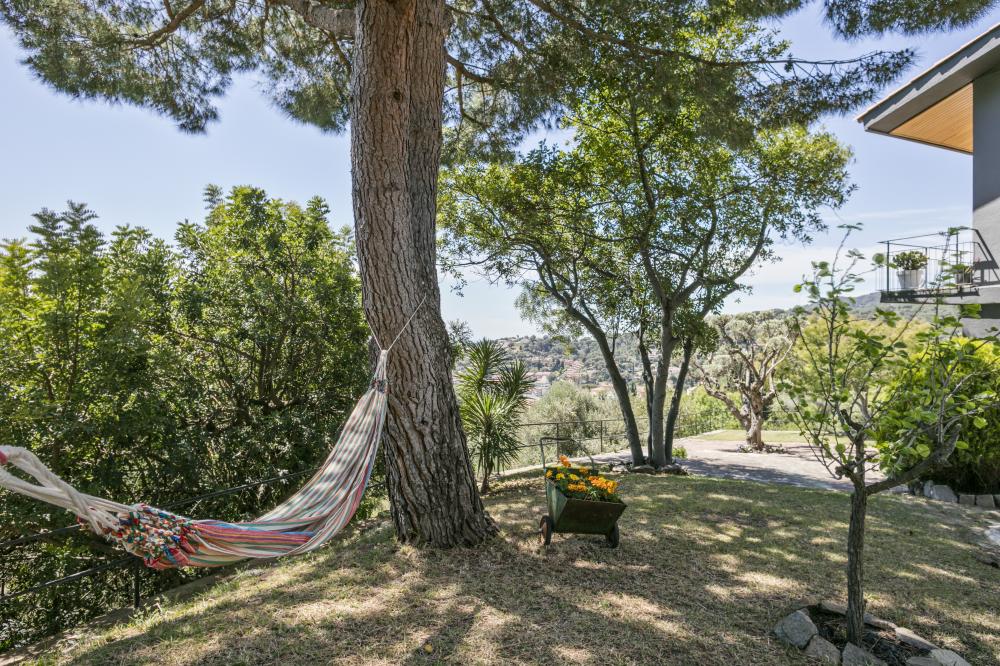 El jardí és un espai fantàstic on córrer, jugar i gaudir del bon temps. Té espais amagats a l'ombra per poder-nos refugiar els dies més calorosos.
10 persones, 5 habitacions, 4 banys complets, 1 lavabo, saló i menjador, xemeneia, cuina completament equipada, terrassa, porxada, jardí, barbacoa de construcció, piscina.
Estacionament privat dins de la propietat o gratuït al carrer.
Vistes al mar, muntanya, poble, posta de sol, sortida del sol... Una llum i uns colors espectaculars.
Lloguer d'allotjaments turístics
COSTA MARESME VACANCES
024-SMP DESMAIS Casa aïllada / Villa
Cabrils, El Maresme, Barcelona, Catalunya, Espanya
Costa, platja, mar Mediterrani, muntanya, la serralada Pre-litoral catalana, Circuit Montmeló ben a prop El jardí és un espai fantàstic on córrer, jugar i gaudir del bon temps. Té espais amagats a l'ombra per poder-nos refugiar els dies més calorosos.
10 persones, 5 habitacions, 4 banys complets, 1 lavabo, saló i menjador, xemeneia, cuina completament equipada, terrassa, porxada, jardí, barbacoa de construcció, piscina.
Estacionament privat dins de la propietat o gratuït al carrer.
Vistes al mar, muntanya, poble, posta de sol, sortida del sol... Una llum i uns colors espectaculars.
Lloguer d'allotjaments turístics
COSTA MARESME VACANCES
024-SMP DESMAIS Casa aïllada / Villa
Cabrils, El Maresme, Barcelona, Catalunya, Espanya
Costa, platja, mar Mediterrani, muntanya, la serralada Pre-litoral catalana, Circuit Montmeló ben a prop
