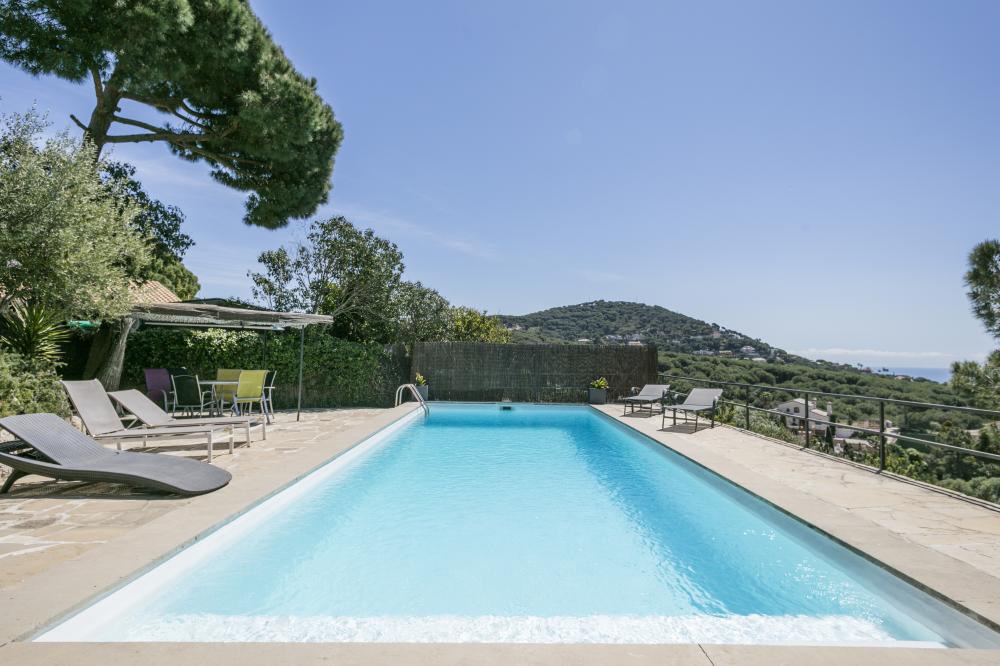 Piscina gran 7x3 metres, vistes a la muntanya i al mar, gandules, taules i cadires per organitzar àpats, sol i platja, costa, tot a tocar.
10 persones, 5 habitacions, 4 banys complets, 1 lavabo, saló i menjador, xemeneia, cuina completament equipada, terrassa, porxada, jardí, barbacoa de construcció, piscina.
Estacionament privat dins la propietat o gratuït al carrer.
Vistes al mar, muntanya, poble, posta de sol, sortida del sol... Una llum i uns colors espectaculars.
Lloguer d'allotjaments turístics
COSTA MARESME VACANCES
024-SMP DESMAIS Casa aïllada / Villa
Cabrils, El Maresme, Barcelona, Catalunya, Espanya
Costa, platja, mar Mediterrani, muntanya, la serralada Pre-litoral catalana, Circuit Montmeló ben aprop Piscina gran 7x3 metres, vistes a la muntanya i al mar, gandules, taules i cadires per organitzar àpats, sol i platja, costa, tot a tocar.
10 persones, 5 habitacions, 4 banys complets, 1 lavabo, saló i menjador, xemeneia, cuina completament equipada, terrassa, porxada, jardí, barbacoa de construcció, piscina.
Estacionament privat dins la propietat o gratuït al carrer.
Vistes al mar, muntanya, poble, posta de sol, sortida del sol... Una llum i uns colors espectaculars.
Lloguer d'allotjaments turístics
COSTA MARESME VACANCES
024-SMP DESMAIS Casa aïllada / Villa
Cabrils, El Maresme, Barcelona, Catalunya, Espanya
Costa, platja, mar Mediterrani, muntanya, la serralada Pre-litoral catalana, Circuit Montmeló ben aprop