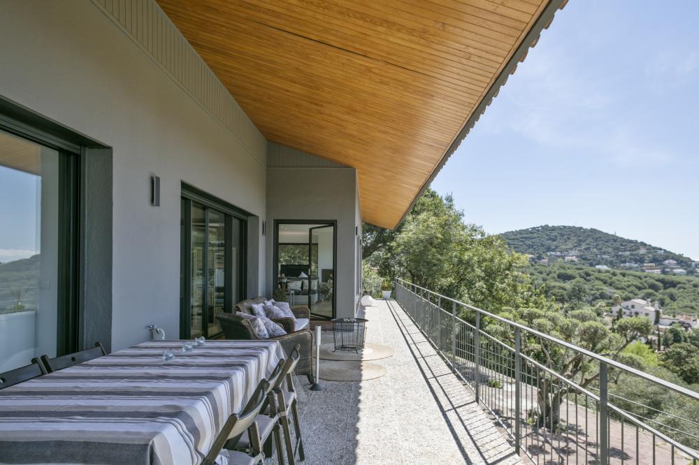Vista de la terrassa privada de la primera planta.
Disponible una altra taula de menjador exterior.
10 persones, 5 habitacions, 4 banys complets, 1 lavabo, saló i menjador, xemeneia, cuina completament equipada, terrassa, porxada, jardí, barbacoa de construcció, piscina.
Estacionament privat dins de la propietat o gratuït al carrer.
Vistes al mar, muntanya, poble, posta de sol, sortida del sol... Una llum i uns colors espectaculars.
Lloguer d'allotjaments turístics
COSTA MARESME VACANCES
024-SMP DESMAIS Casa aïllada / Villa
Cabrils, El Maresme, Barcelona, Catalunya, Espanya
Costa, platja, mar Mediterrani, muntanya, la serralada Pre-litoral catalana, Circuit Montmeló ben aprop Vista de la terrassa privada de la primera planta.
Disponible una altra taula de menjador exterior.
10 persones, 5 habitacions, 4 banys complets, 1 lavabo, saló i menjador, xemeneia, cuina completament equipada, terrassa, porxada, jardí, barbacoa de construcció, piscina.
Estacionament privat dins de la propietat o gratuït al carrer.
Vistes al mar, muntanya, poble, posta de sol, sortida del sol... Una llum i uns colors espectaculars.
Lloguer d'allotjaments turístics
COSTA MARESME VACANCES
024-SMP DESMAIS Casa aïllada / Villa
Cabrils, El Maresme, Barcelona, Catalunya, Espanya
Costa, platja, mar Mediterrani, muntanya, la serralada Pre-litoral catalana, Circuit Montmeló ben aprop