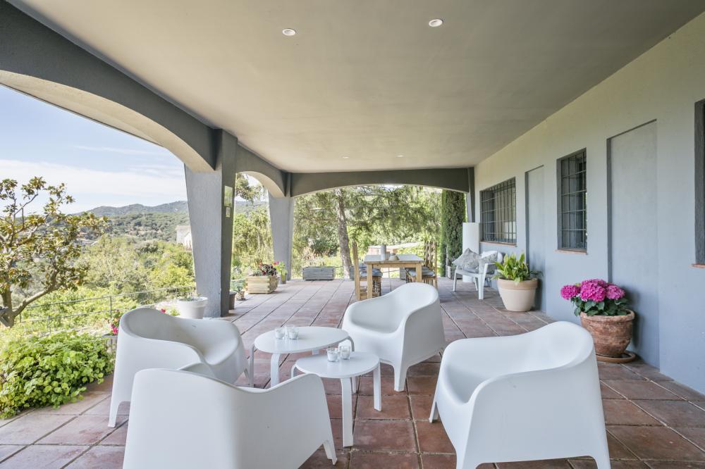 Porxo privat on organitzar grans trobades al voltant d'una taula.
Butaques exteriors, taula per menjar a prop de la barbacoa.
10 persones, 5 habitacions, 4 banys complets, 1 lavabo, saló i menjador, xemeneia, cuina completament equipada, terrassa, porxada, jardí, barbacoa de construcció, piscina.
Estacionament privat dins de la propietat o gratuït al carrer.
Vistes al mar, muntanya, poble, posta de sol, sortida del sol... Una llum i uns colors espectaculars.
Lloguer d'allotjaments turístics
COSTA MARESME VACANCES
024-SMP DESMAIS Casa aïllada / Villa
Cabrils, El Maresme, Barcelona, Catalunya, Espanya
Costa, platja, mar Mediterrani, muntanya, la serralada Pre-litoral catalana, Circuit Montmeló ben aprop Porxo privat on organitzar grans trobades al voltant d'una taula.
Butaques exteriors, taula per menjar a prop de la barbacoa.
10 persones, 5 habitacions, 4 banys complets, 1 lavabo, saló i menjador, xemeneia, cuina completament equipada, terrassa, porxada, jardí, barbacoa de construcció, piscina.
Estacionament privat dins de la propietat o gratuït al carrer.
Vistes al mar, muntanya, poble, posta de sol, sortida del sol... Una llum i uns colors espectaculars.
Lloguer d'allotjaments turístics
COSTA MARESME VACANCES
024-SMP DESMAIS Casa aïllada / Villa
Cabrils, El Maresme, Barcelona, Catalunya, Espanya
Costa, platja, mar Mediterrani, muntanya, la serralada Pre-litoral catalana, Circuit Montmeló ben aprop