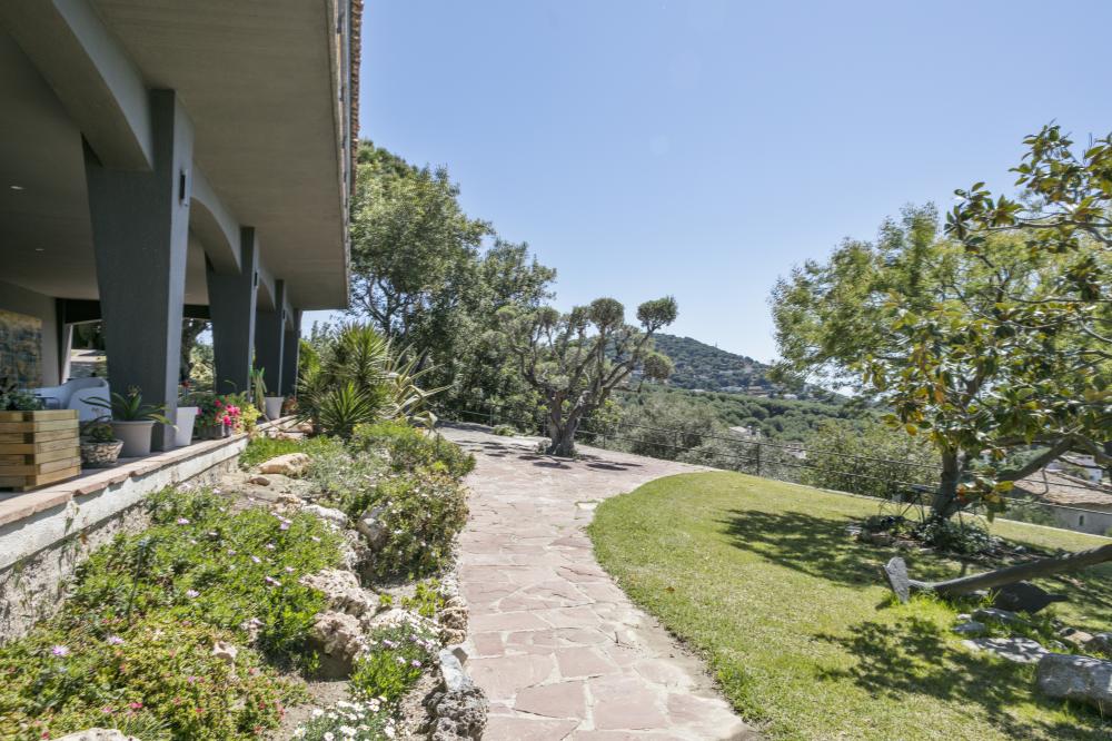 Vista del jardí i la zona de gespa natural. A vegades a la tardor, fins i tot s'hi poden trobar rovellons.
10 persones, 5 habitacions, 4 banys complets, 1 lavabo, saló i menjador, xemeneia, cuina completament equipada, terrassa, porxada, jardí, barbacoa de construcció, piscina.
Estacionament privat dins de la propietat o gratuït al carrer.
Vistes al mar, muntanya, poble, posta de sol, sortida del sol... Una llum i uns colors espectaculars.
Lloguer d'allotjaments turístics
COSTA MARESME VACANCES
024-SMP DESMAIS Casa aïllada / Villa
Cabrils, El Maresme, Barcelona, Catalunya, Espanya
Costa, platja, mar Mediterrani, muntanya, la serralada Pre-litoral catalana, Circuit Montmeló ben a prop Vista del jardí i la zona de gespa natural. A vegades a la tardor, fins i tot s'hi poden trobar rovellons.
10 persones, 5 habitacions, 4 banys complets, 1 lavabo, saló i menjador, xemeneia, cuina completament equipada, terrassa, porxada, jardí, barbacoa de construcció, piscina.
Estacionament privat dins de la propietat o gratuït al carrer.
Vistes al mar, muntanya, poble, posta de sol, sortida del sol... Una llum i uns colors espectaculars.
Lloguer d'allotjaments turístics
COSTA MARESME VACANCES
024-SMP DESMAIS Casa aïllada / Villa
Cabrils, El Maresme, Barcelona, Catalunya, Espanya
Costa, platja, mar Mediterrani, muntanya, la serralada Pre-litoral catalana, Circuit Montmeló ben a prop