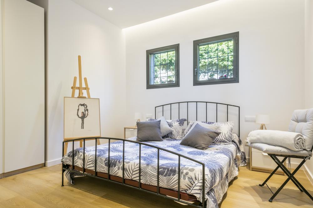 Dormitori 4. Habitació amb llit de matrimoni a la planta inferior.
Dues finestres amb reixes.
10 persones, 5 habitacions, 4 banys complets, 1 lavabo, saló i menjador, xemeneia, cuina completament equipada, terrassa, porxada, jardí, barbacoa de construcció, piscina.
Estacionament privat dins de la propietat o gratuït al carrer.
Vistes al mar, muntanya, poble, posta de sol, sortida del sol... Una llum i uns colors espectaculars.
Lloguer d'allotjaments turístics
COSTA MARESME VACANCES
024-SMP DESMAIS Casa aïllada / Villa
Cabrils, El Maresme, Barcelona, Catalunya, Espanya
Costa, platja, mar Mediterrani, muntanya, la serralada Pre-litoral catalana, Circuit Montmeló ben a prop Dormitori 4. Habitació amb llit de matrimoni a la planta inferior.
Dues finestres amb reixes.
10 persones, 5 habitacions, 4 banys complets, 1 lavabo, saló i menjador, xemeneia, cuina completament equipada, terrassa, porxada, jardí, barbacoa de construcció, piscina.
Estacionament privat dins de la propietat o gratuït al carrer.
Vistes al mar, muntanya, poble, posta de sol, sortida del sol... Una llum i uns colors espectaculars.
Lloguer d'allotjaments turístics
COSTA MARESME VACANCES
024-SMP DESMAIS Casa aïllada / Villa
Cabrils, El Maresme, Barcelona, Catalunya, Espanya
Costa, platja, mar Mediterrani, muntanya, la serralada Pre-litoral catalana, Circuit Montmeló ben a prop