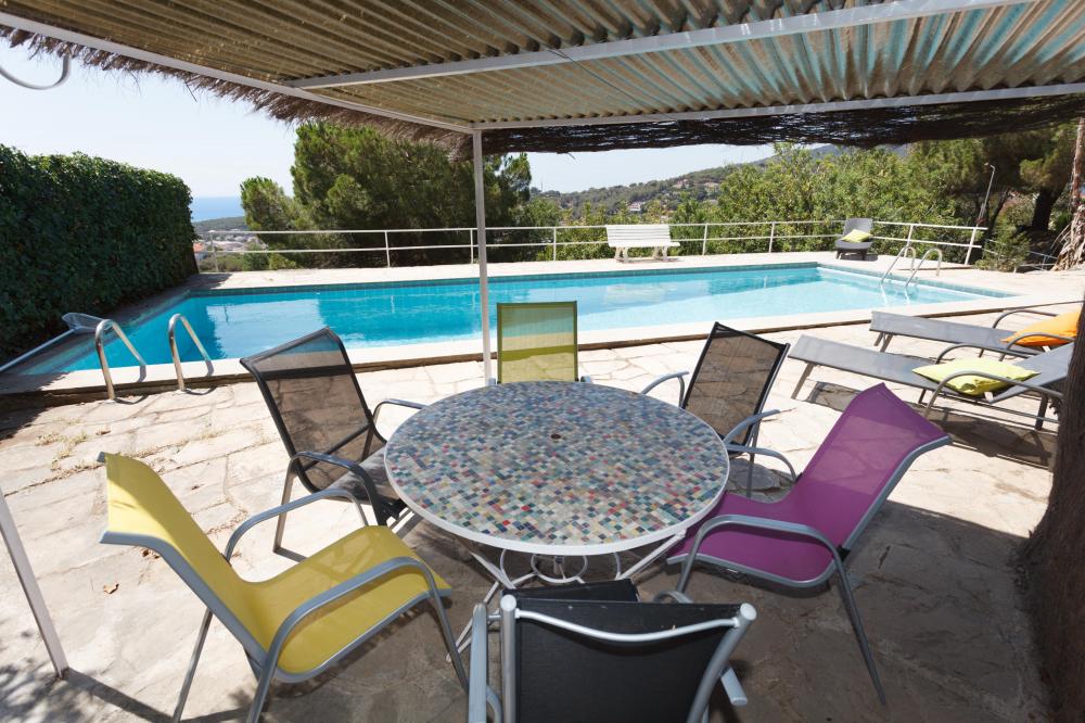 Zona d'ombra a la piscina amb taules, cadires i gandules.
10 persones, 5 habitacions, 4 banys complets, 1 lavabo, saló i menjador, xemeneia, cuina completament equipada, terrassa, porxada, jardí, barbacoa de construcció, piscina.
Estacionament privat dins de la propietat o gratuït al carrer.
Vistes al mar, muntanya, poble, posta de sol, sortida del sol... Una llum i uns colors espectaculars.
Lloguer d'allotjaments turístics
COSTA MARESME VACANCES
024-SMP DESMAIS Casa aïllada / Villa
Cabrils, El Maresme, Barcelona, Catalunya, Espanya
Costa, platja, mar Mediterrani, muntanya, la serralada Pre-litoral catalana, Circuit Montmeló ben a prop Zona d'ombra a la piscina amb taules, cadires i gandules.
10 persones, 5 habitacions, 4 banys complets, 1 lavabo, saló i menjador, xemeneia, cuina completament equipada, terrassa, porxada, jardí, barbacoa de construcció, piscina.
Estacionament privat dins de la propietat o gratuït al carrer.
Vistes al mar, muntanya, poble, posta de sol, sortida del sol... Una llum i uns colors espectaculars.
Lloguer d'allotjaments turístics
COSTA MARESME VACANCES
024-SMP DESMAIS Casa aïllada / Villa
Cabrils, El Maresme, Barcelona, Catalunya, Espanya
Costa, platja, mar Mediterrani, muntanya, la serralada Pre-litoral catalana, Circuit Montmeló ben a prop