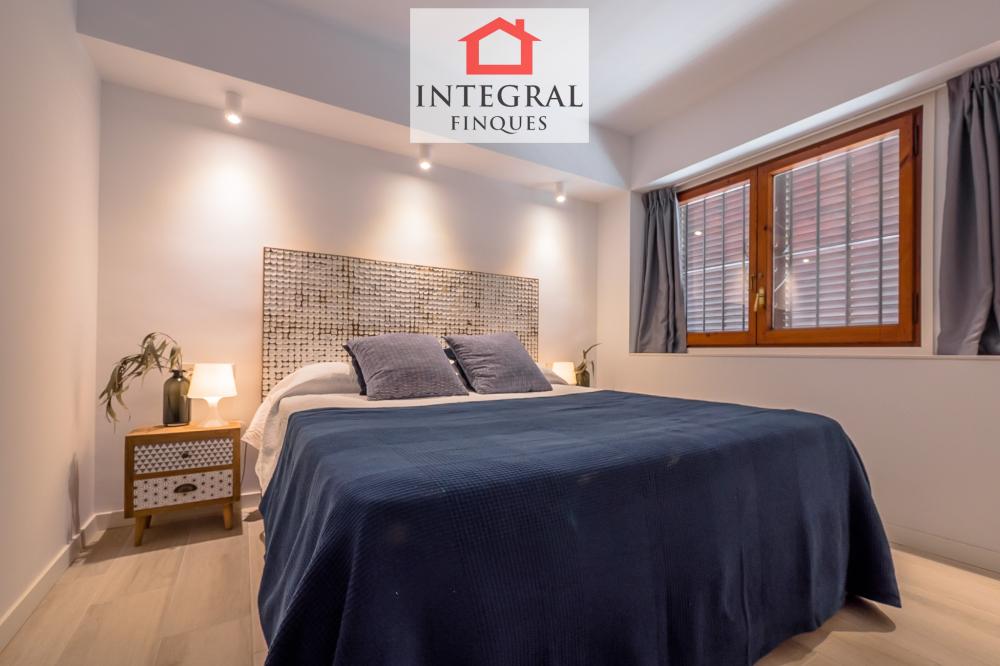 Habitació principal amb llit de matrimoni i armaris empotrats.