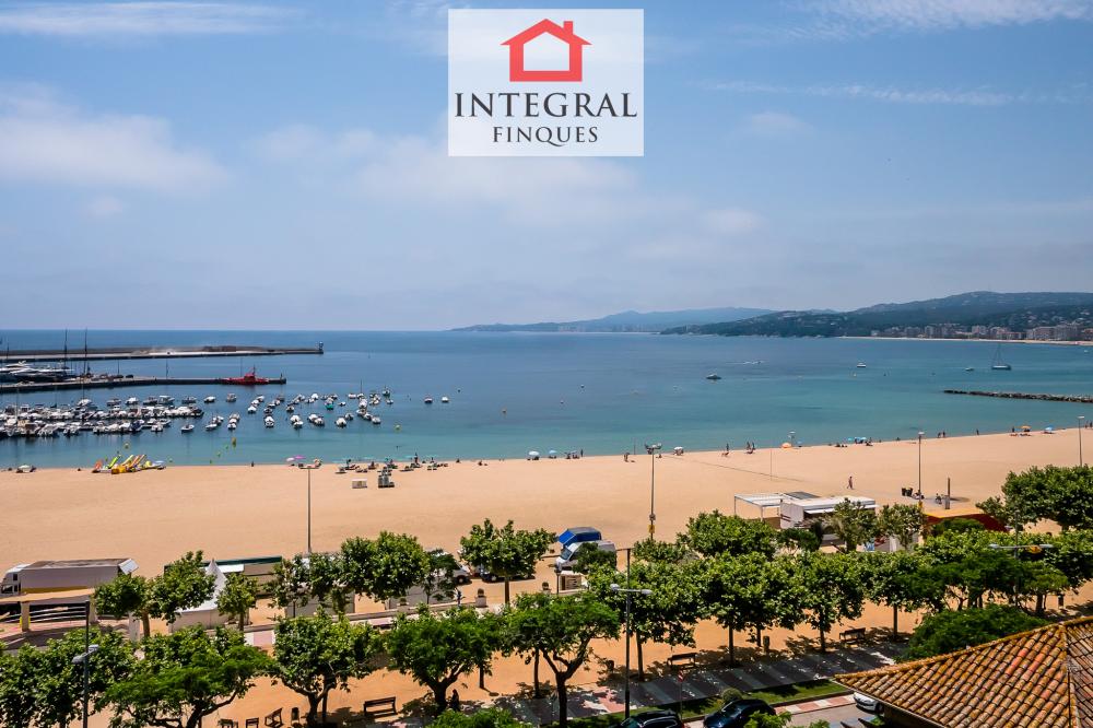 Gaudeix de les vistes de la Platja Gran de Palamós!