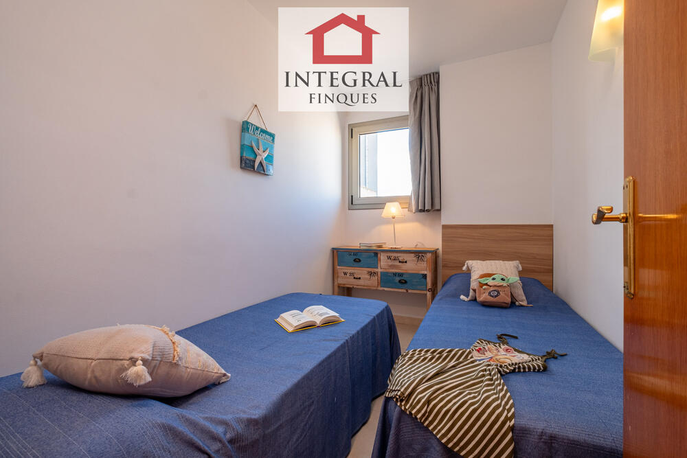 Habitació amb dos llits individuals.