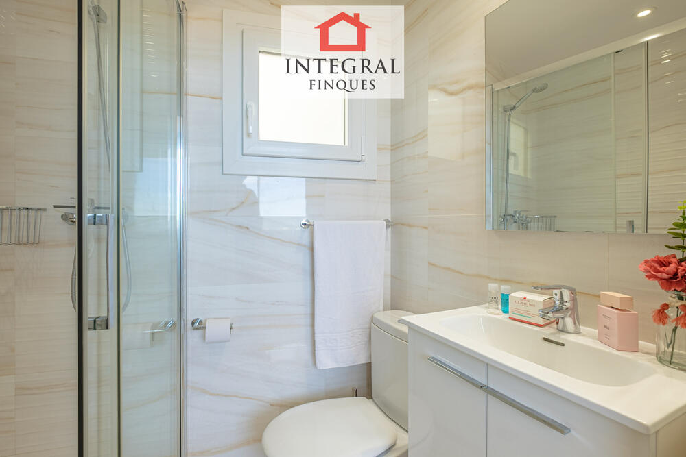 Acollidor lavabo amb dutxa de l'habitació principal.