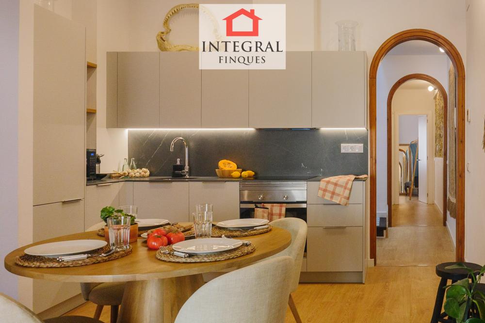 Cuina totalment equipada i integrada amb la resta de l'espai.