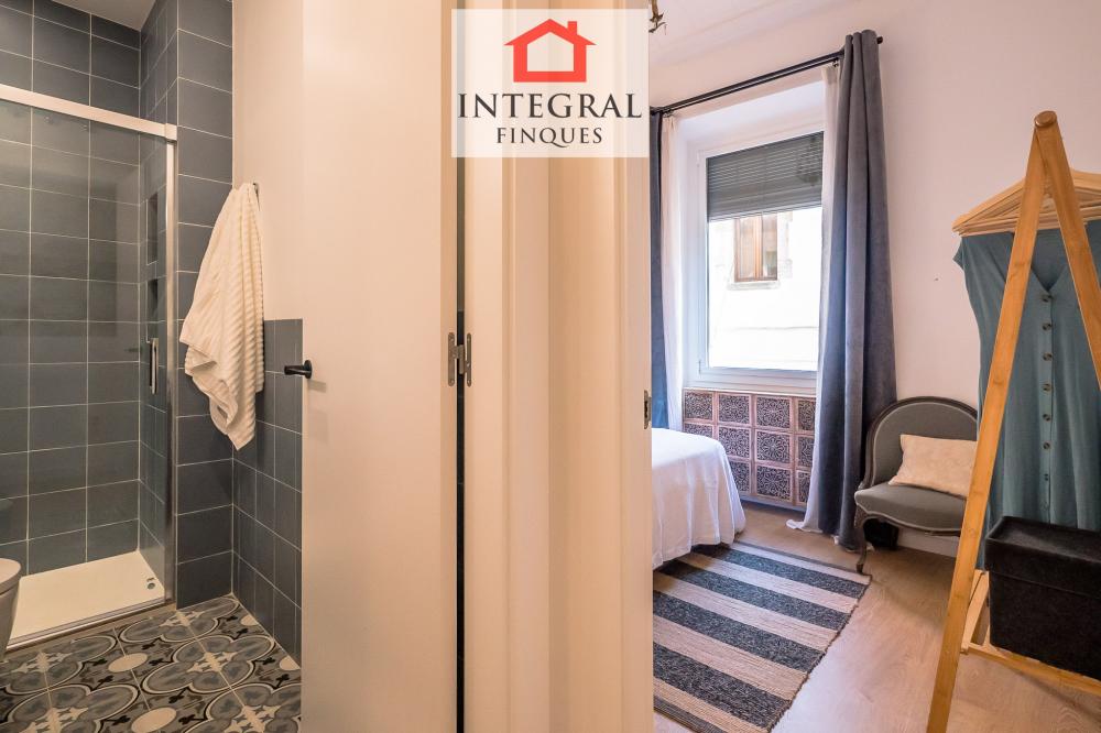 Al costat de l'habitació de matrimoni trobem un bany complet amb dutxa.