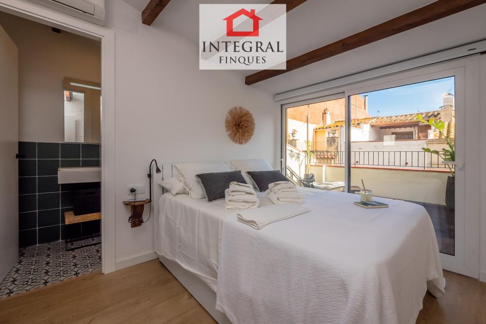 Suite de la planta superior amb bany i terrassa privada.