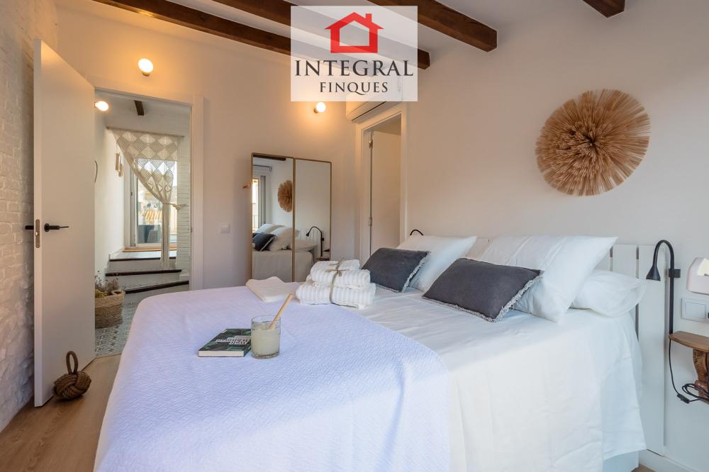 Habitació de matrimoni en suite situada a la planta superior amb sortida directa a terrassa.