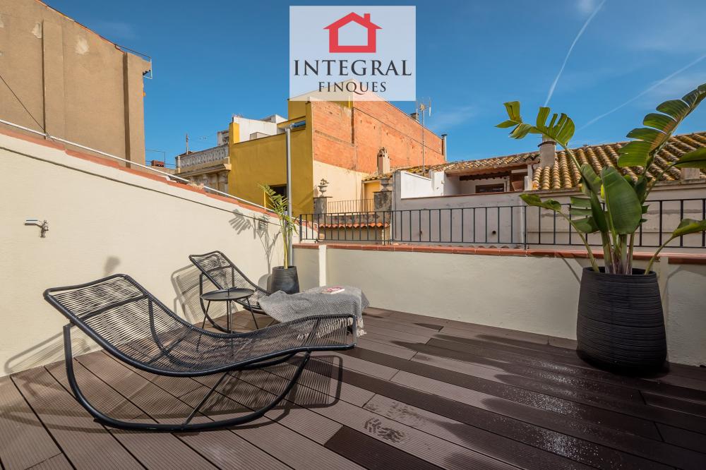 Terrassa de la suite amb dues tumbones per relaxar-se i pendre el sol.