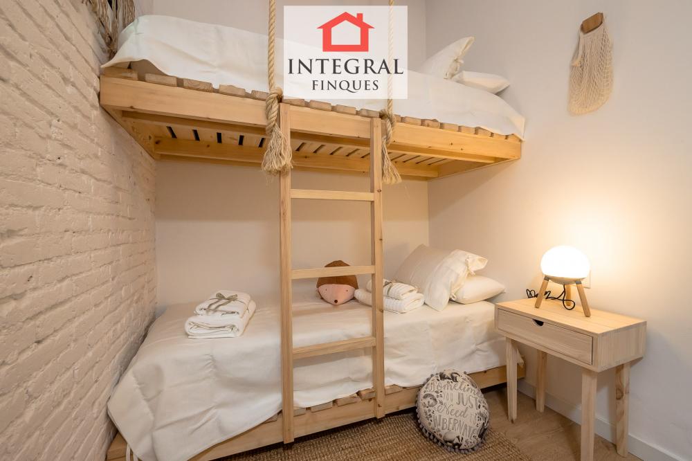 Habitació doble amb llitera ideal per vacances amb nens.